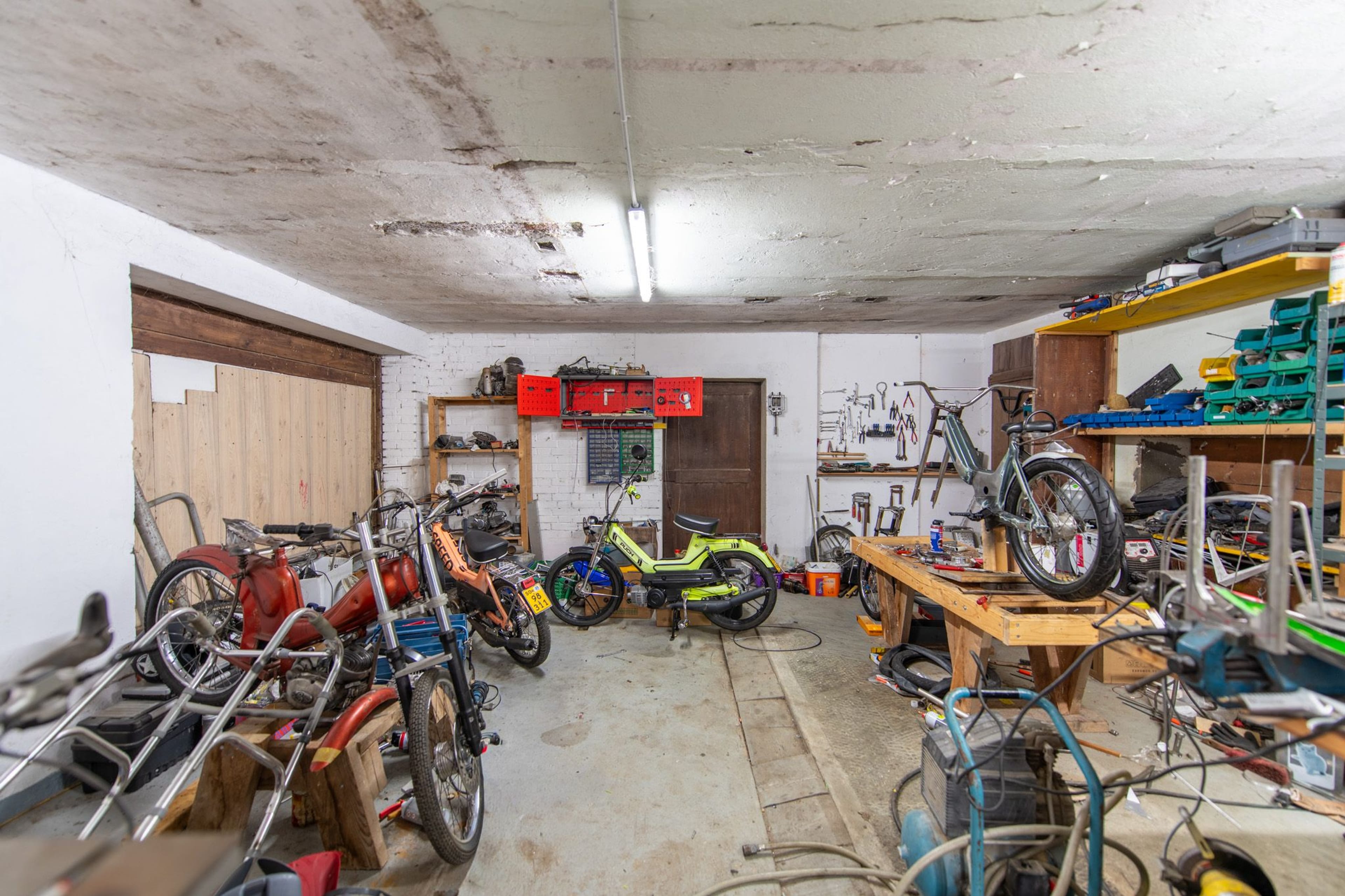 Grosses Bauernhaus direkt am Bach mit Landparzelle und Ausbaupotenzial - Bild 14