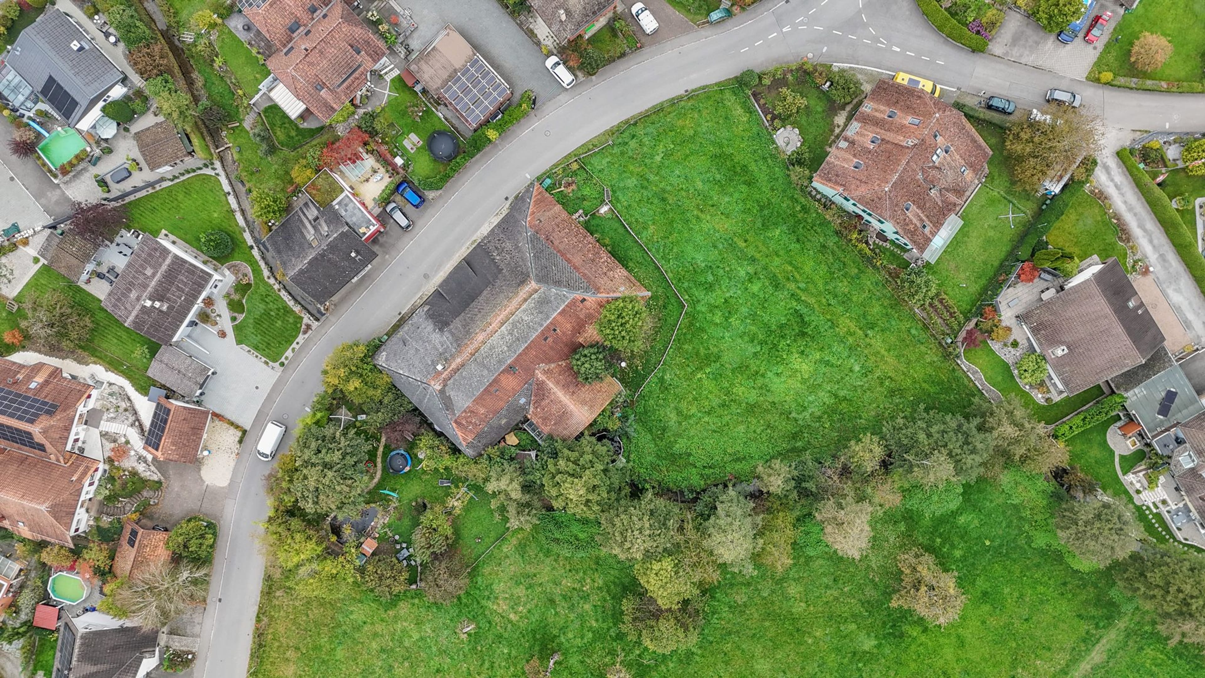Grosses Bauernhaus direkt am Bach mit Landparzelle und Ausbaupotenzial - Bild 26