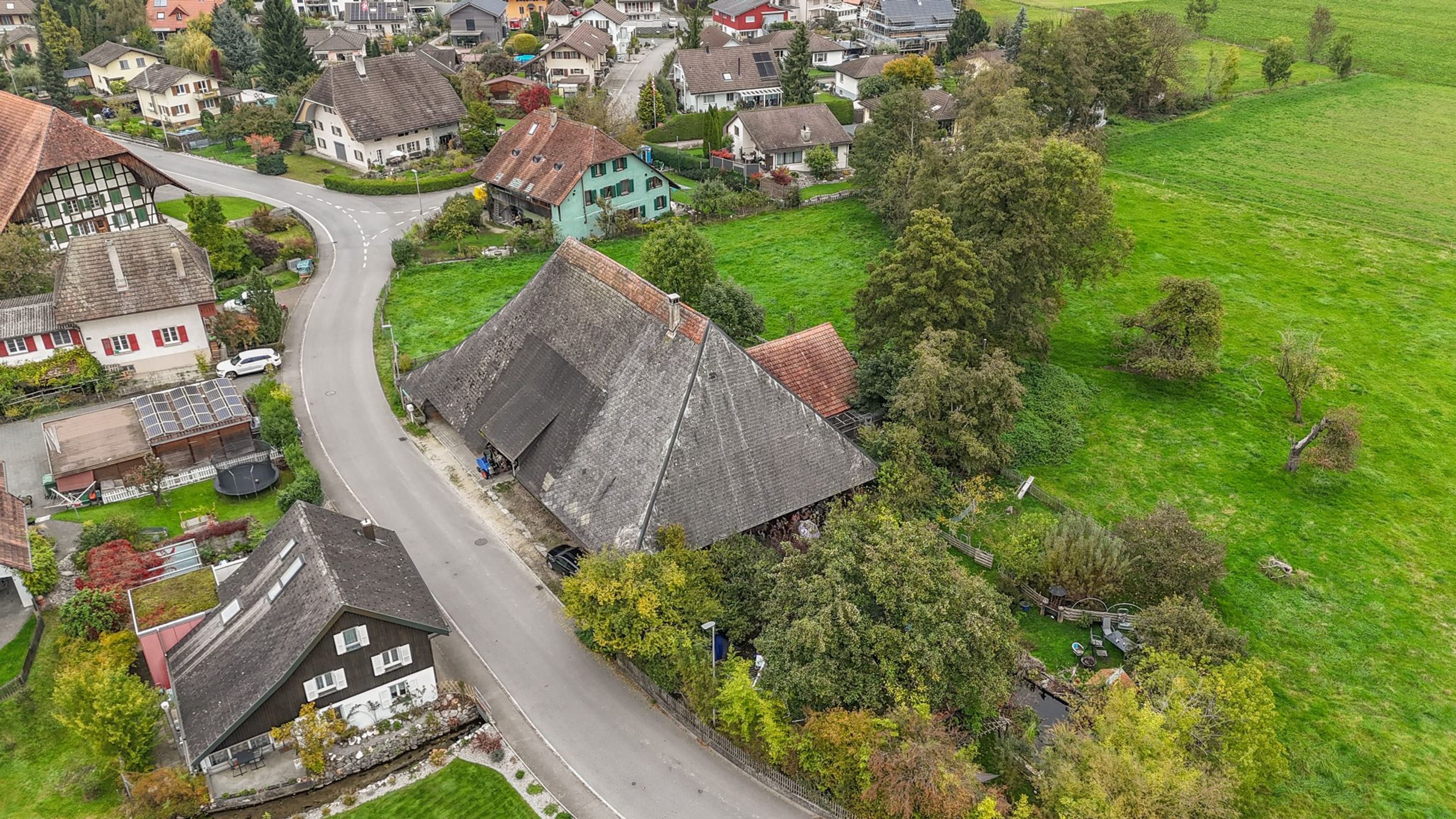 Grosses Bauernhaus direkt am Bach mit Landparzelle und Ausbaupotenzial - Bild 23