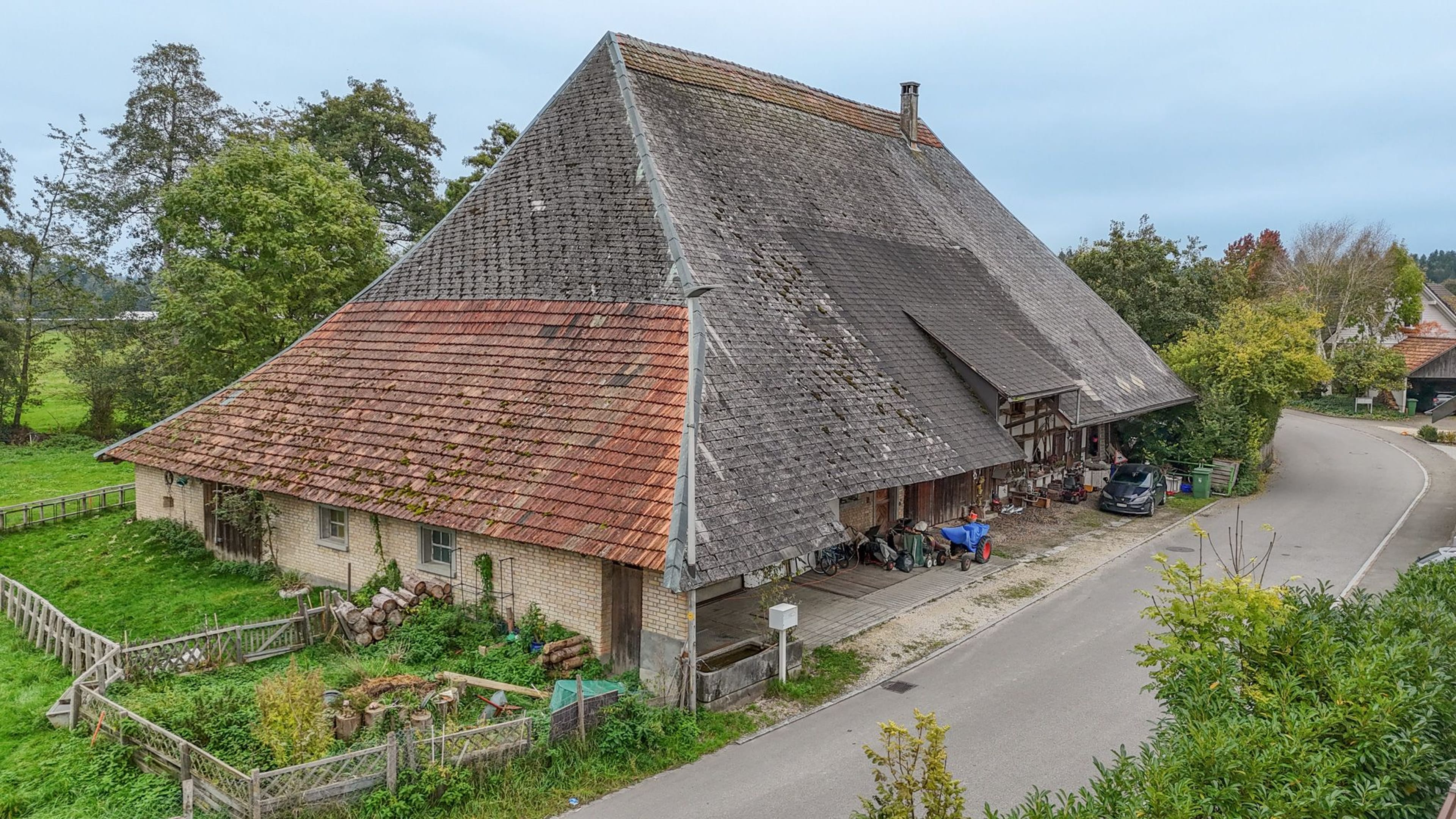 Grosses Bauernhaus direkt am Bach mit Landparzelle und Ausbaupotenzial - Bild 21