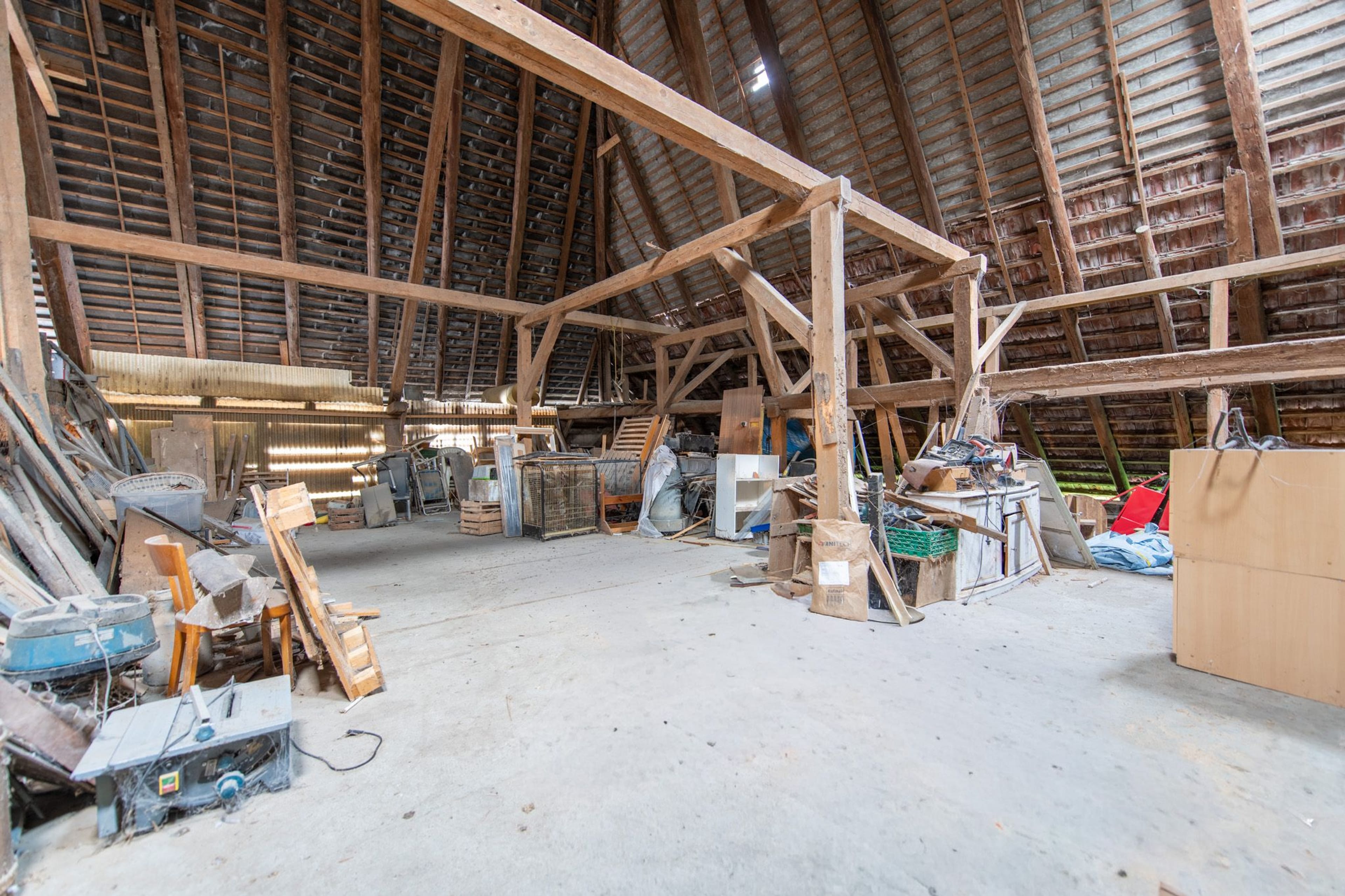 Grosses Bauernhaus direkt am Bach mit Landparzelle und Ausbaupotenzial - Bild 11