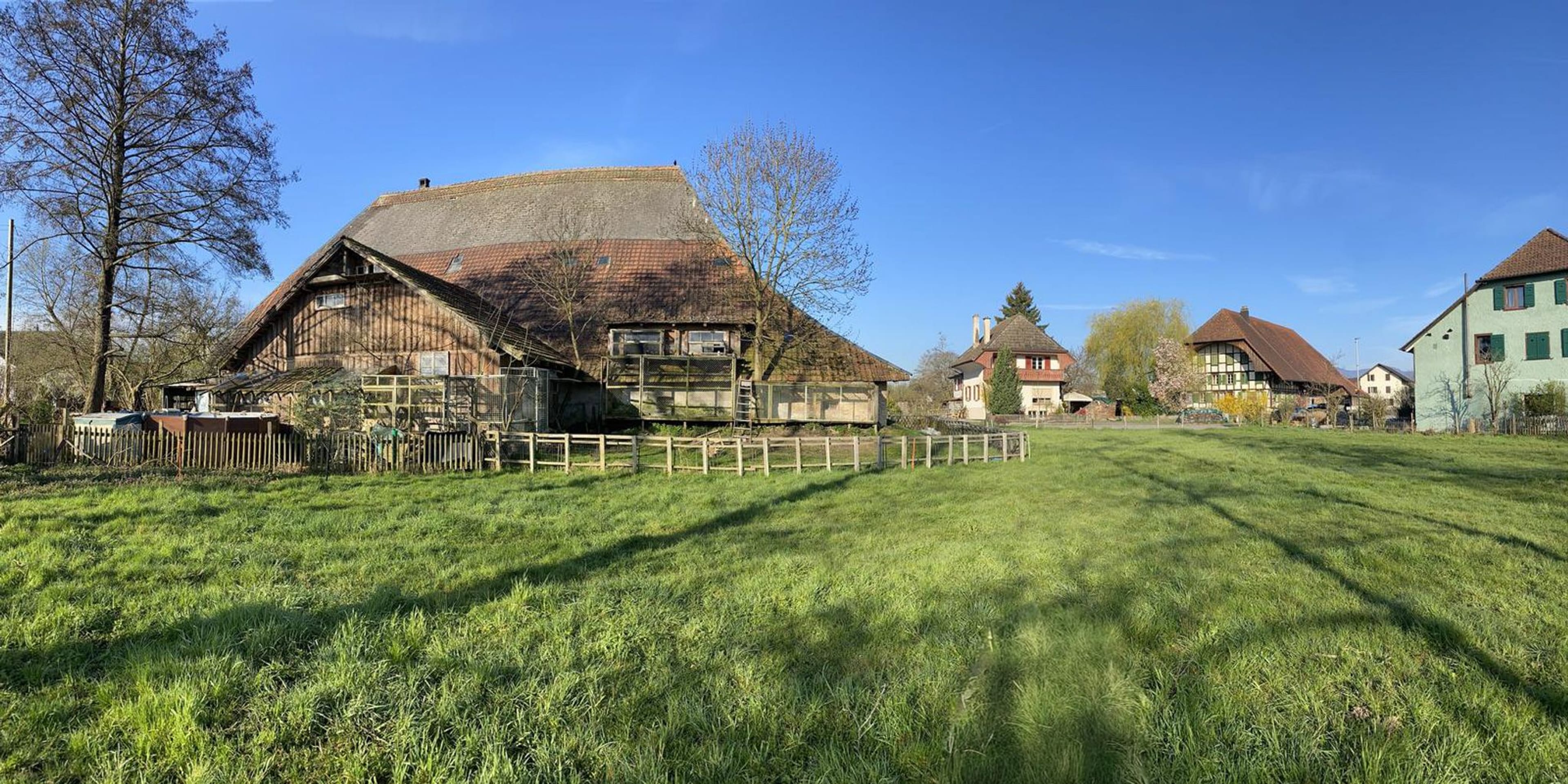 Grosses Bauernhaus direkt am Bach mit Landparzelle und Ausbaupotenzial - Bild 19