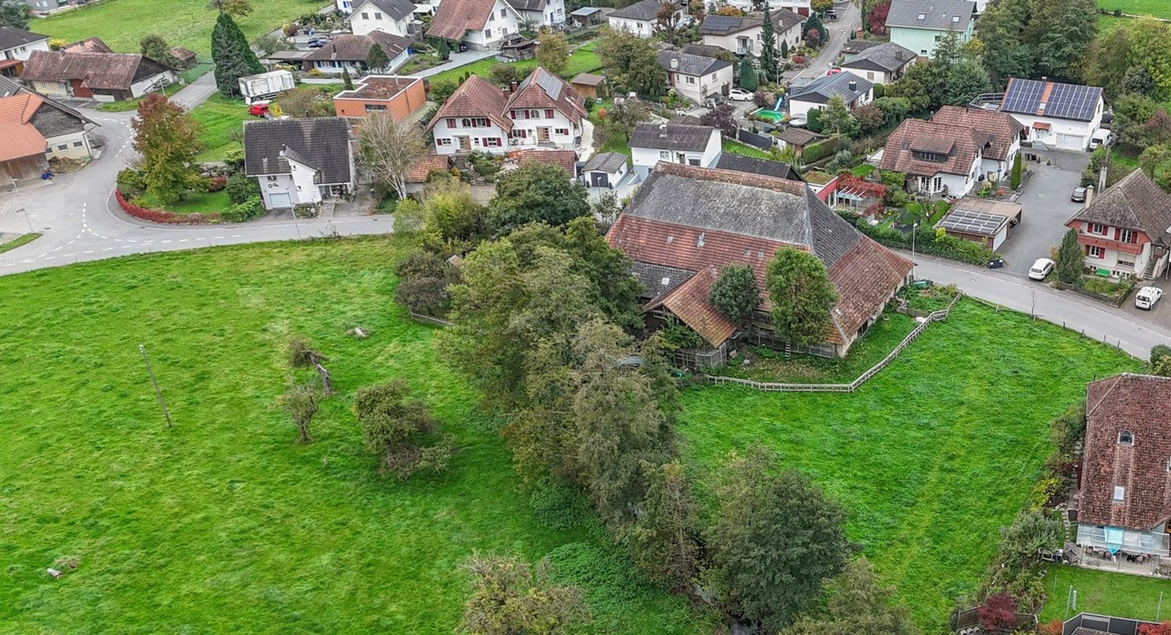 Grosses Bauernhaus direkt am Bach mit Landparzelle und Ausbaupotenzial - Bild 1