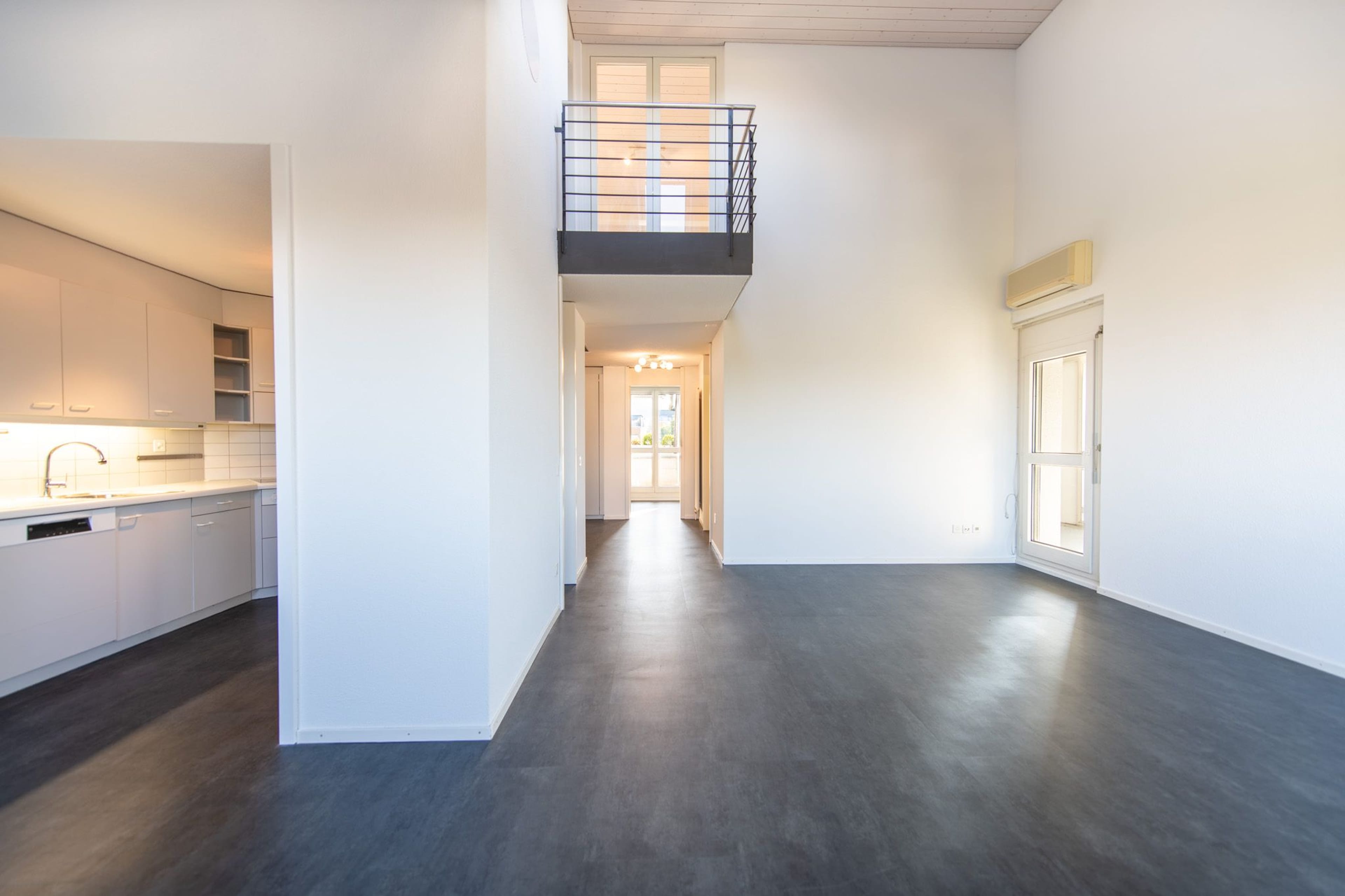 Zentral und ruhig: Helle 3.5-Zimmer-Duplex-Wohnung mit Wintergarten und Balkon - Bild 3