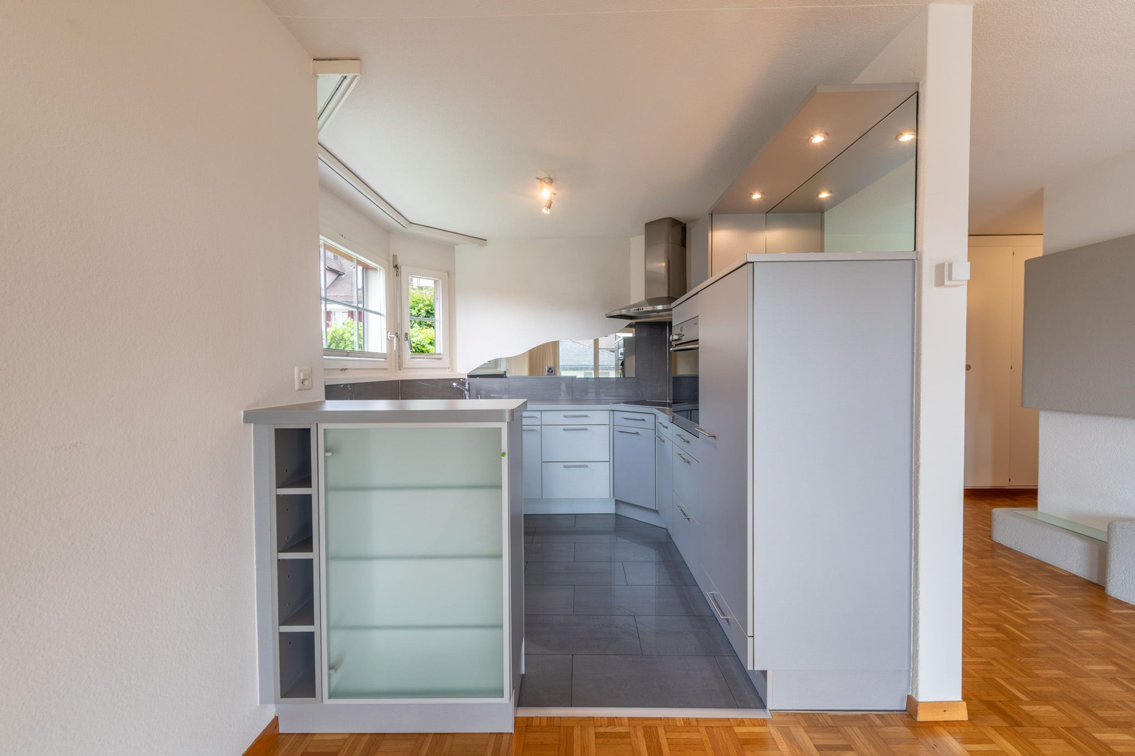 Attraktive Hochparterre-Wohnung mit Cheminée und viel Stauraum - Bild 2