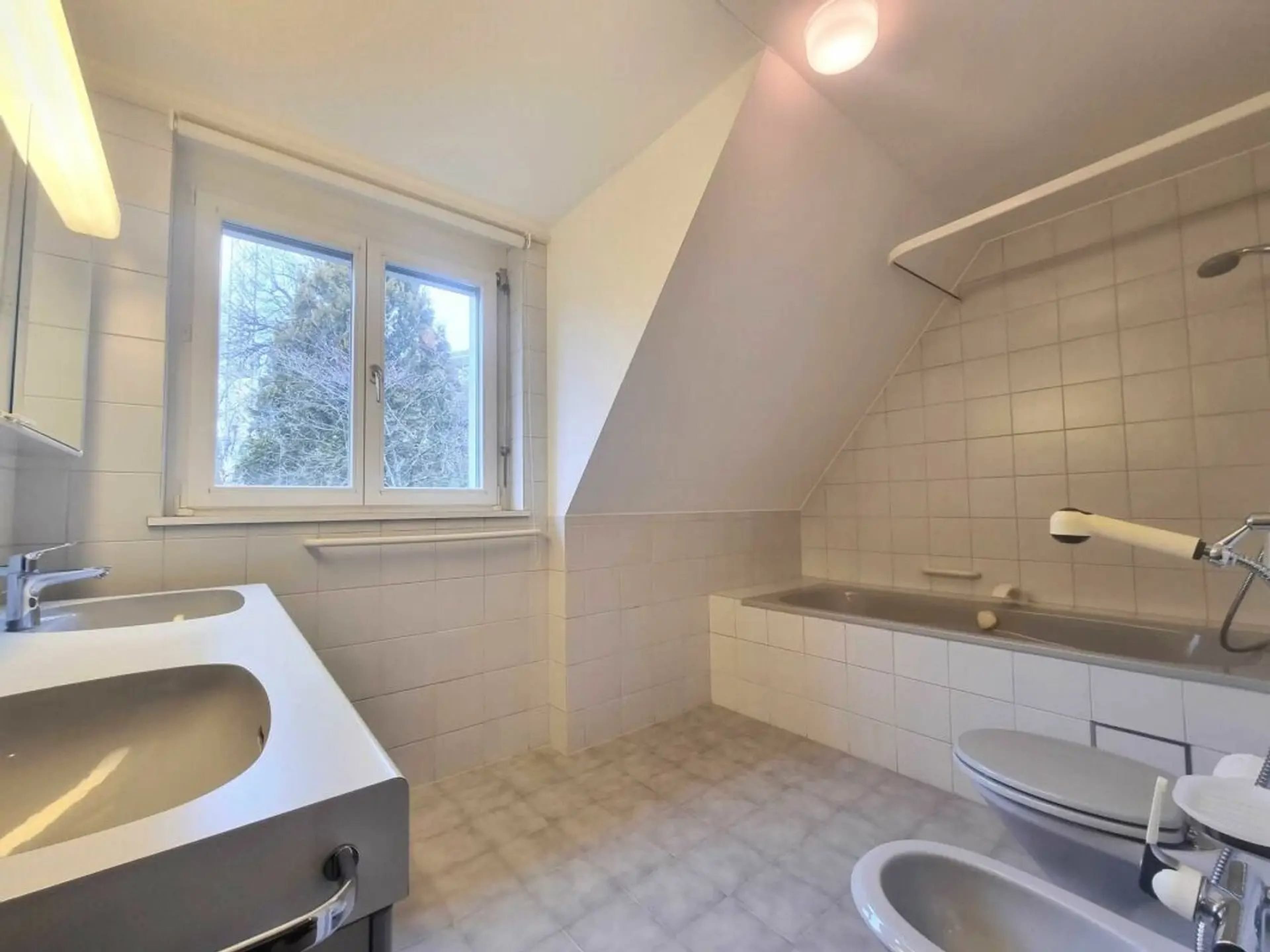 Grosszügiges 10-Zimmer-Einfamilienhaus mit Garten in Riehen - 9