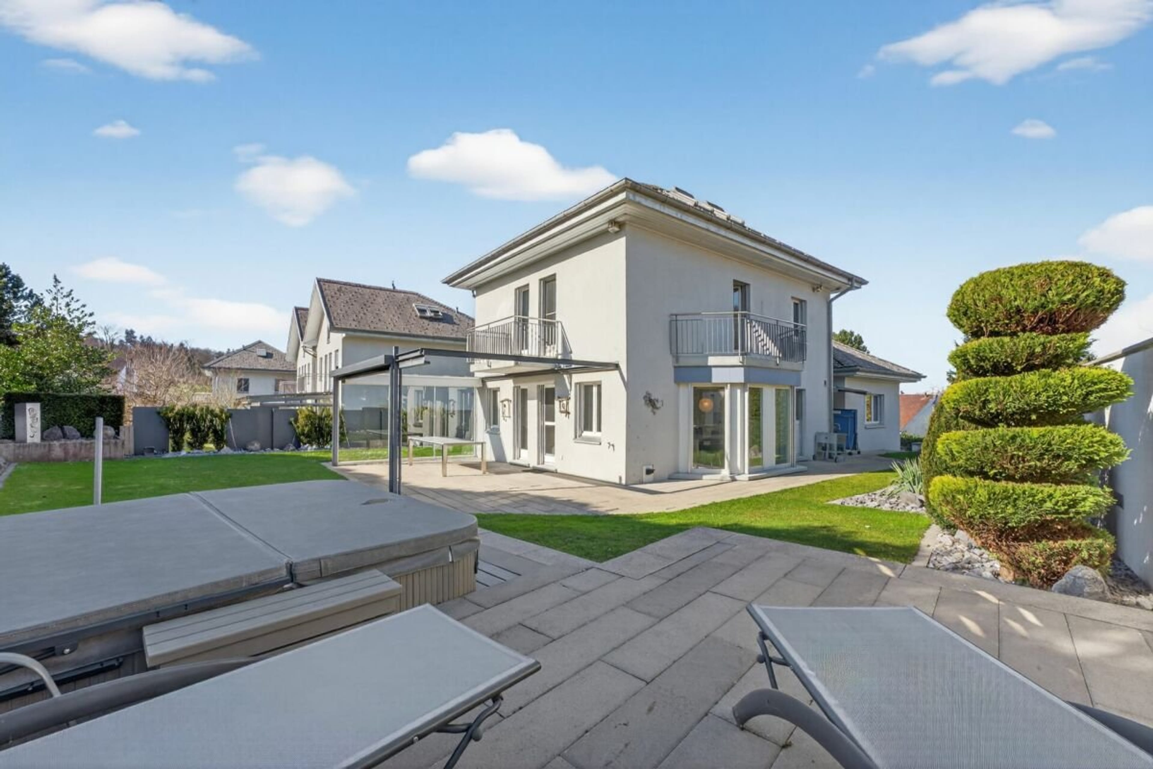 Familienfreundliches Einfamilienhaus mit vielseitigen Nutzungsmöglichkeiten und privater Gartenoase - Bild 1