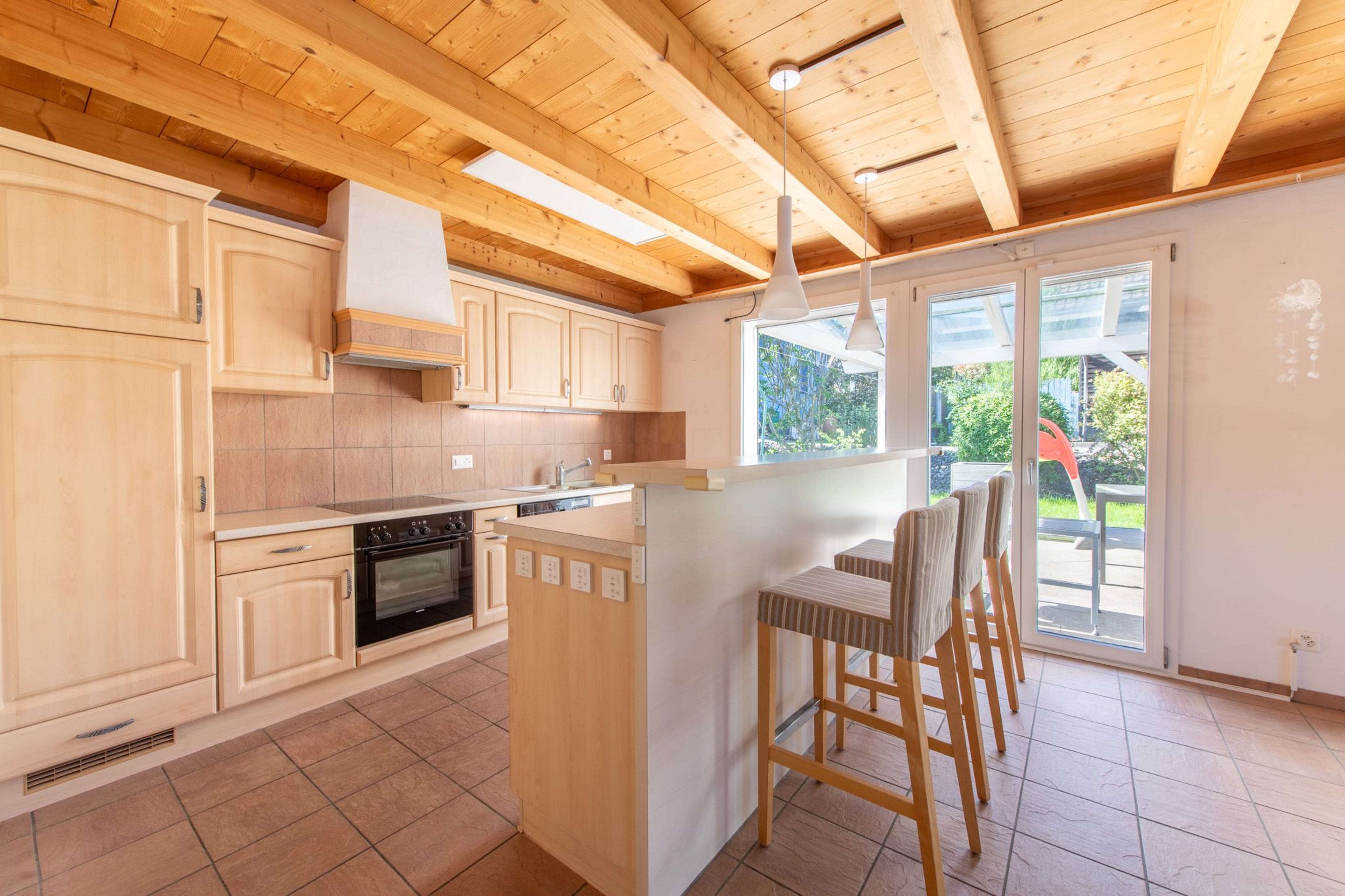 Ein Zuhause zum Wohlfühlen – helles Wohnambiente, Cheminée und sonnige Terrasse - 3