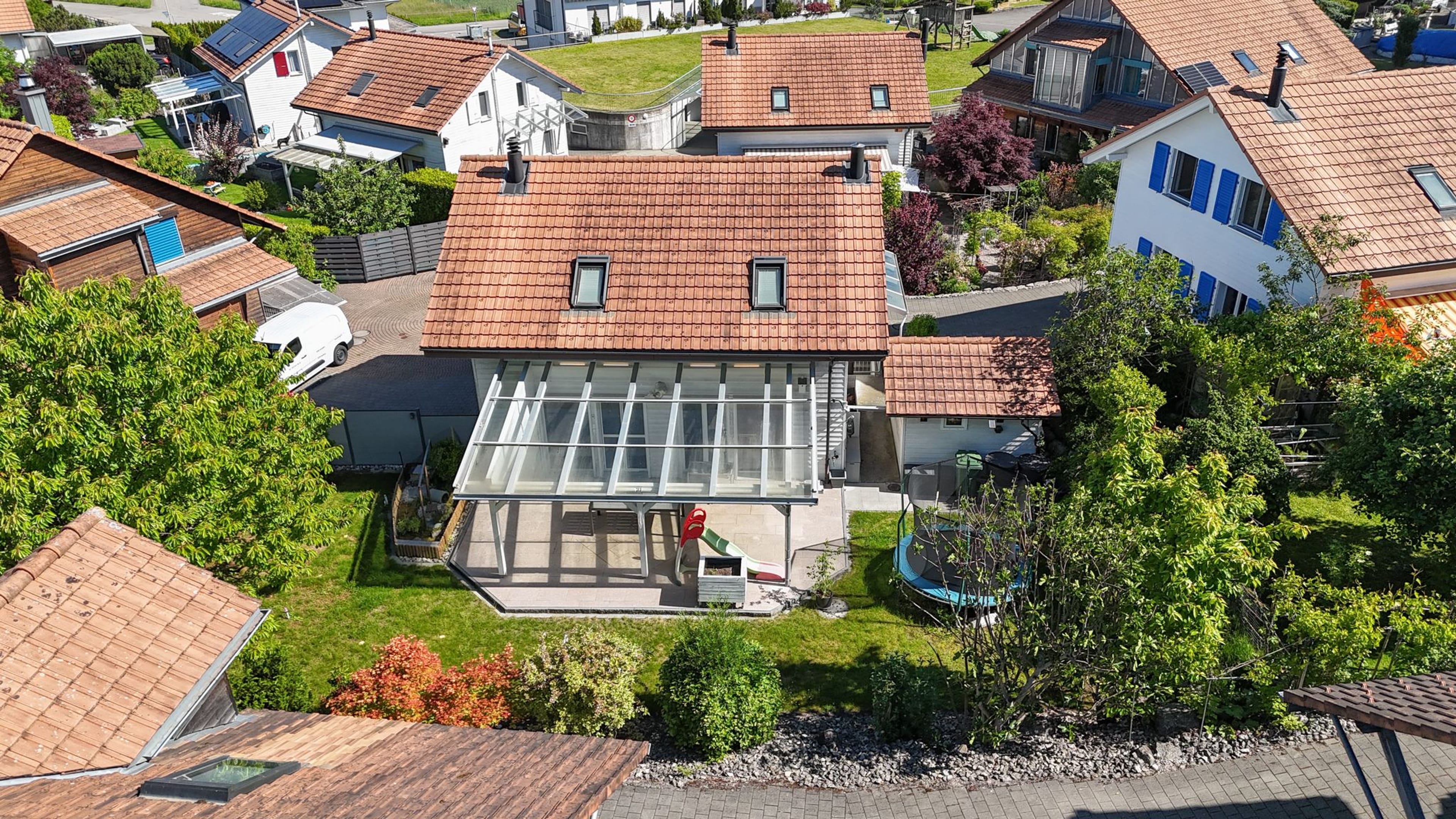 Ein Zuhause zum Wohlfühlen – helles Wohnambiente, Cheminée und sonnige Terrasse