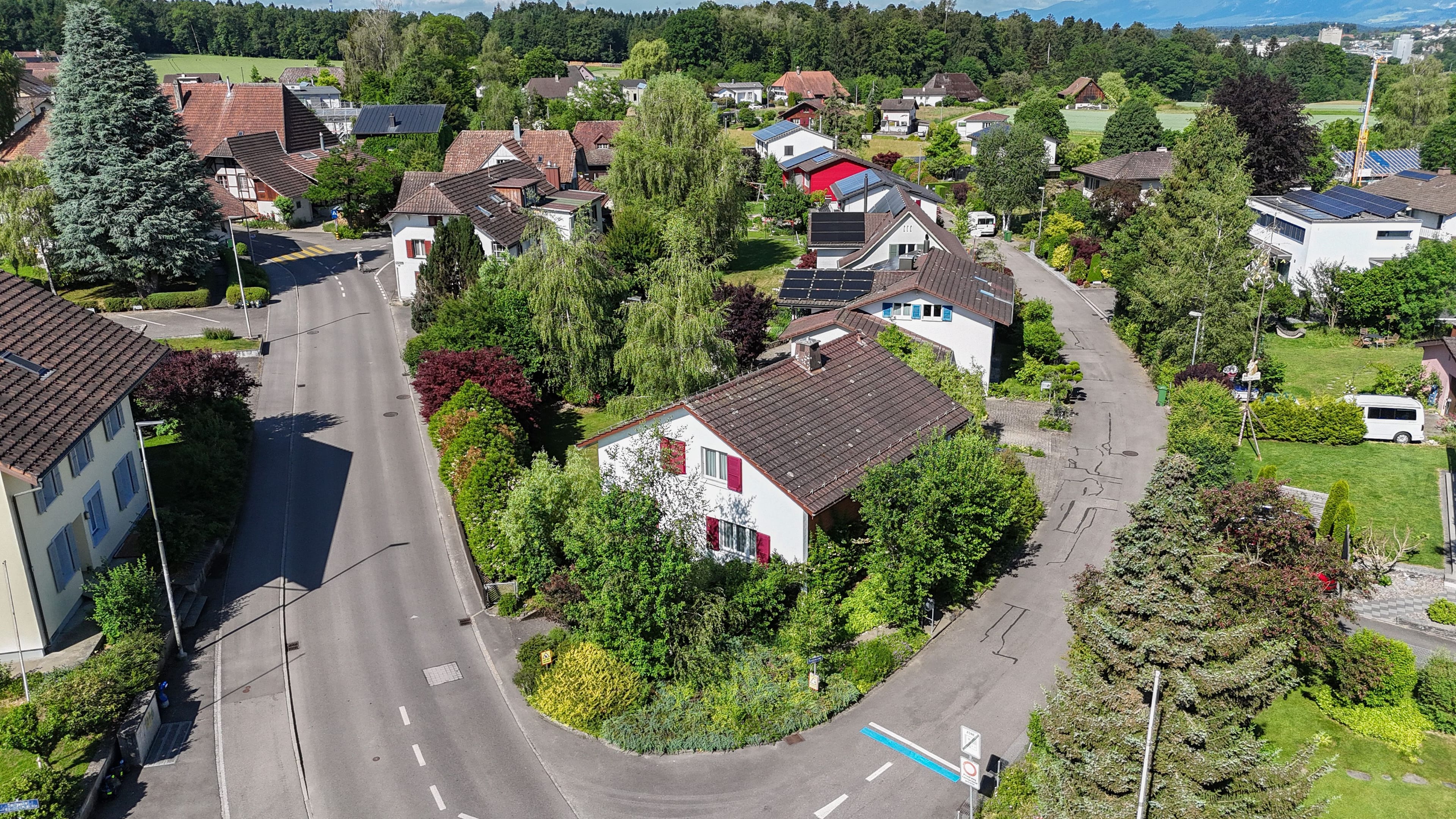 Zentrumsnahes Potenzial: Ausbaubares 5-Zimmer-Einfamilienhaus mit grosszügigem Garten - Bild 1