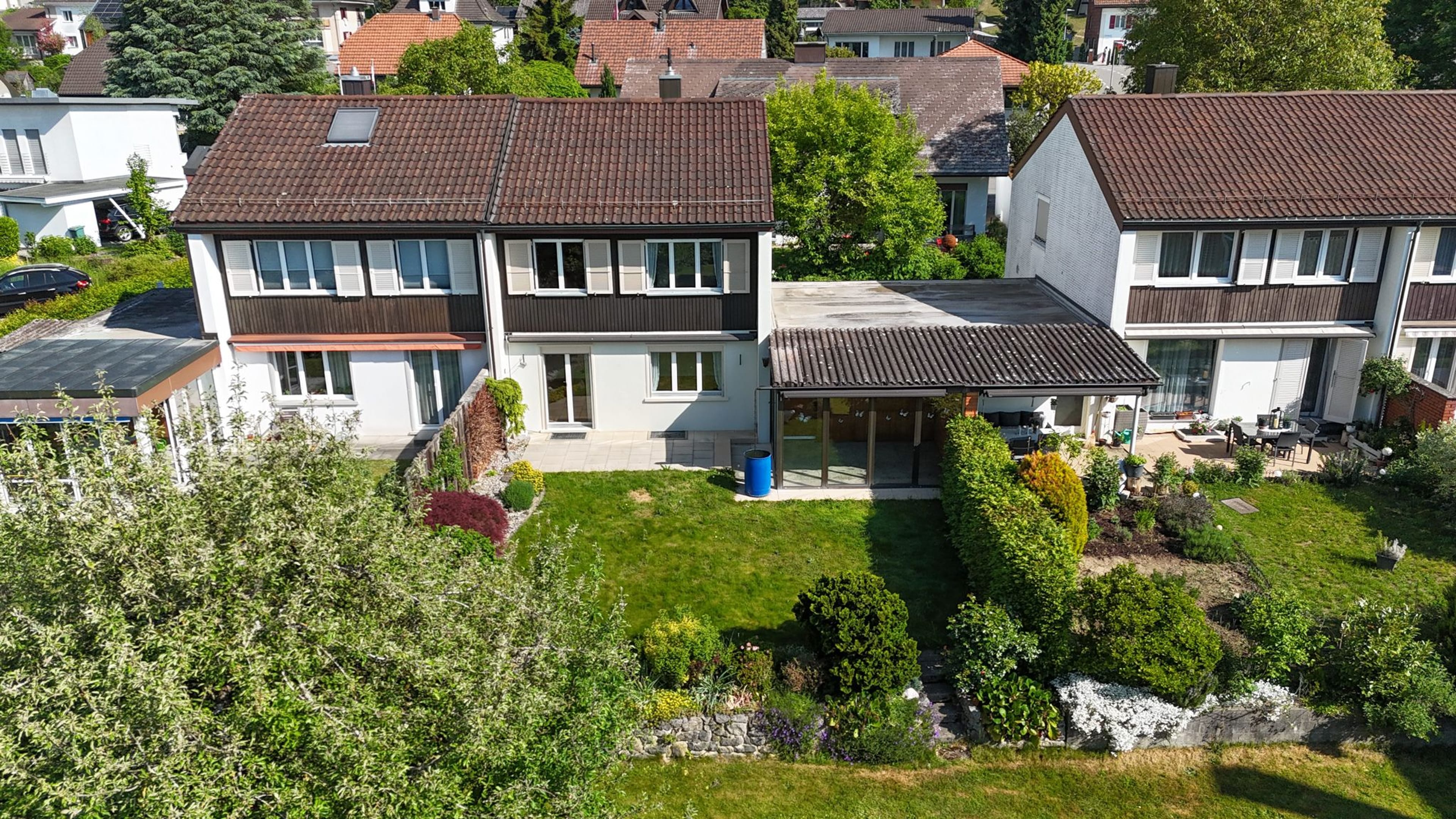 Sonniges Wohngefühl – Doppelhaushälfte mit Wintergarten und Umschwung - Bild 1