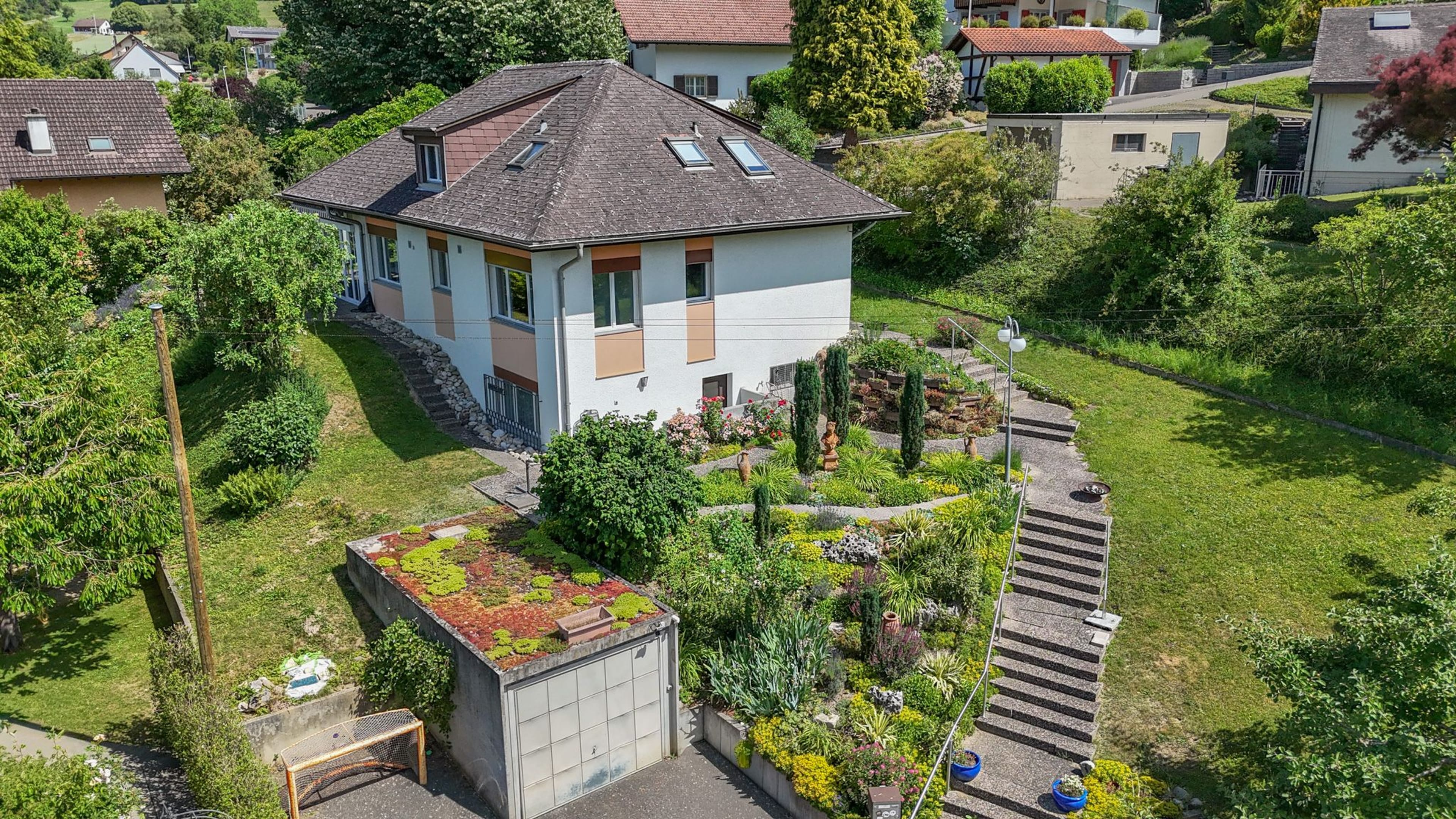 Ihr Rückzugsort mit Weitblick: Freistehendes 6.5-Zimmer-Einfamilienhaus mit Gartenidylle - 1