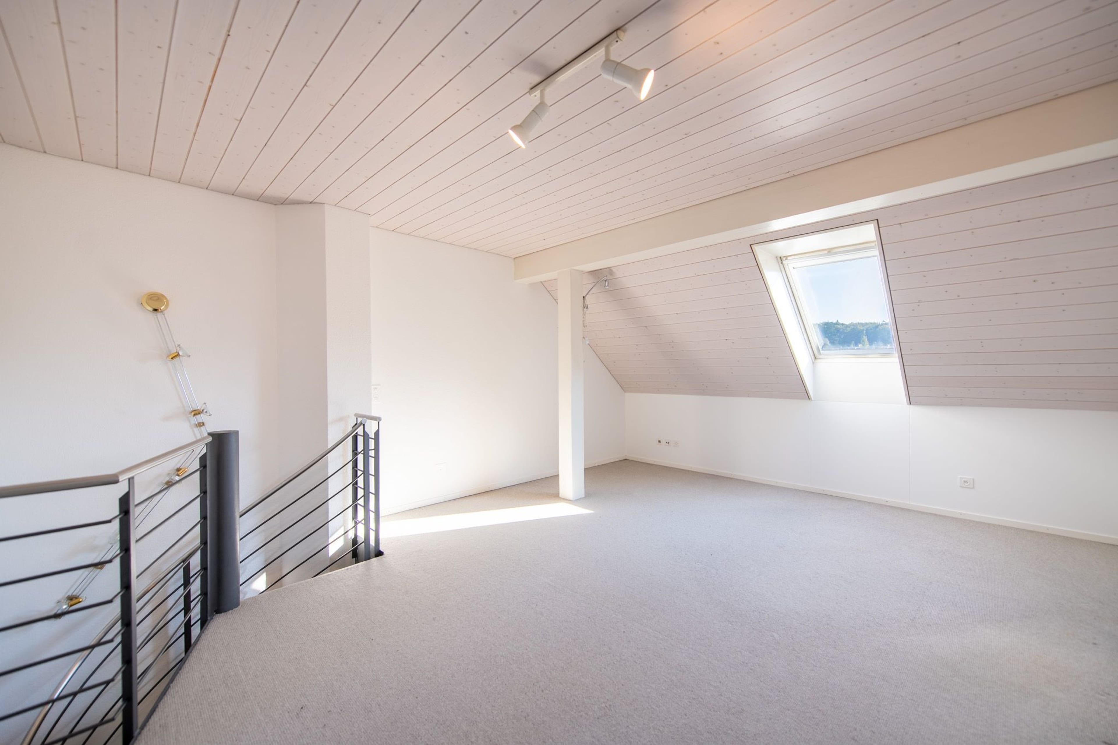Zentral und ruhig: Helle 3.5-Zimmer-Duplex-Wohnung mit Wintergarten und Balkon - 12