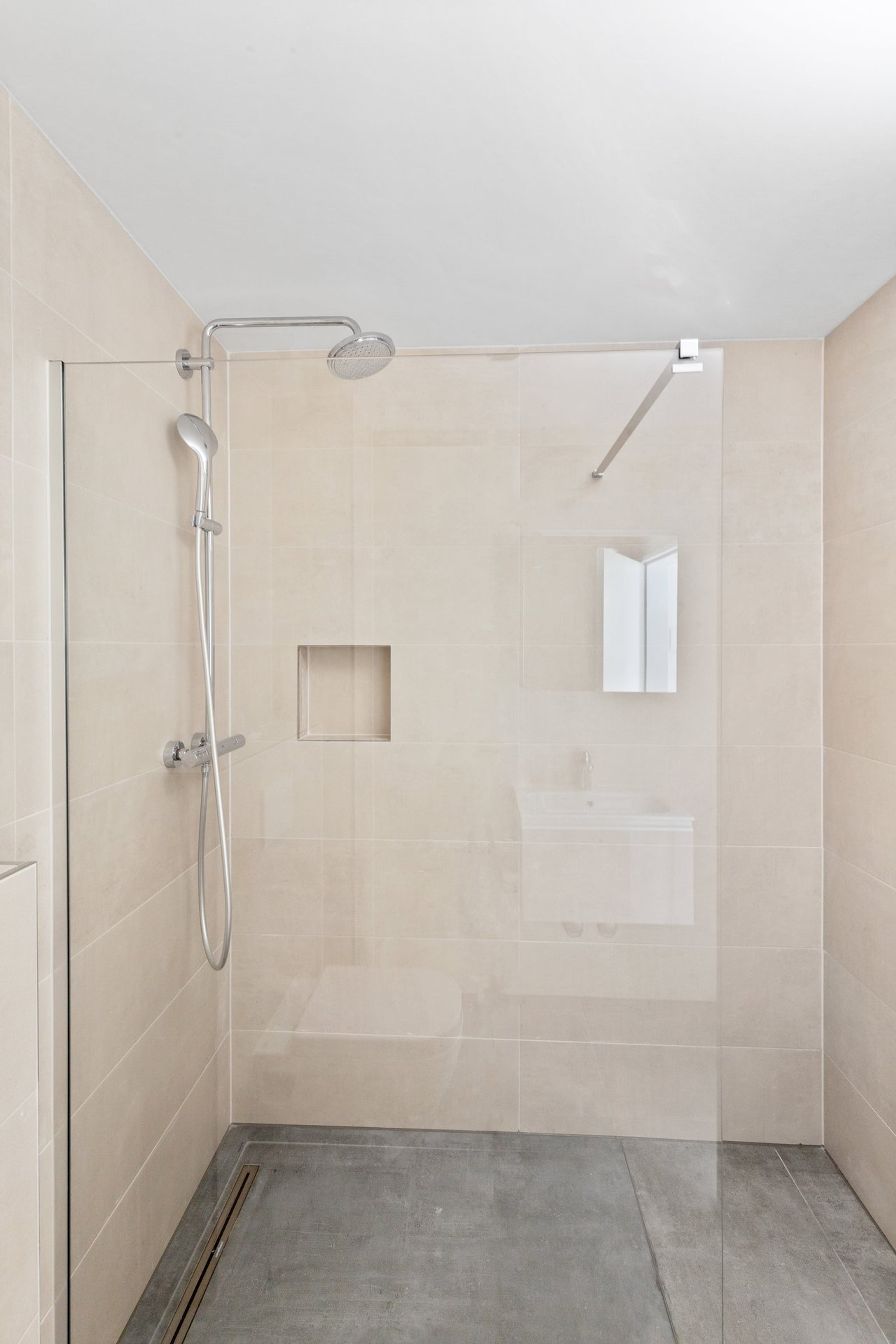 Moderne 2.5-Zimmer-Wohnung mit Regendusche in Aarwangen - Bild 4