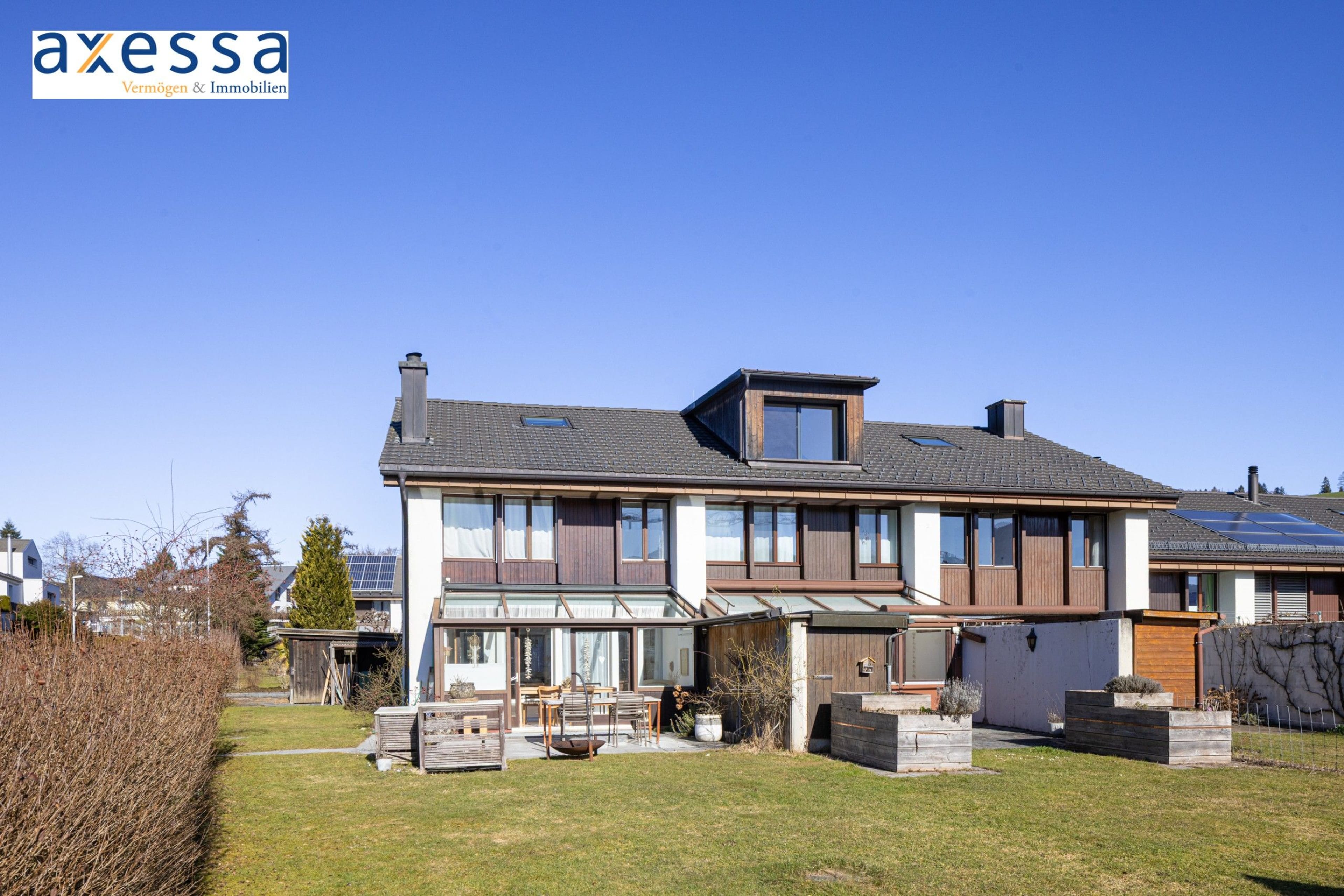 5.5-Zi. Eck-Reihenhaus mit Wintergarten in Unterägeri - kaufen - Bild 1