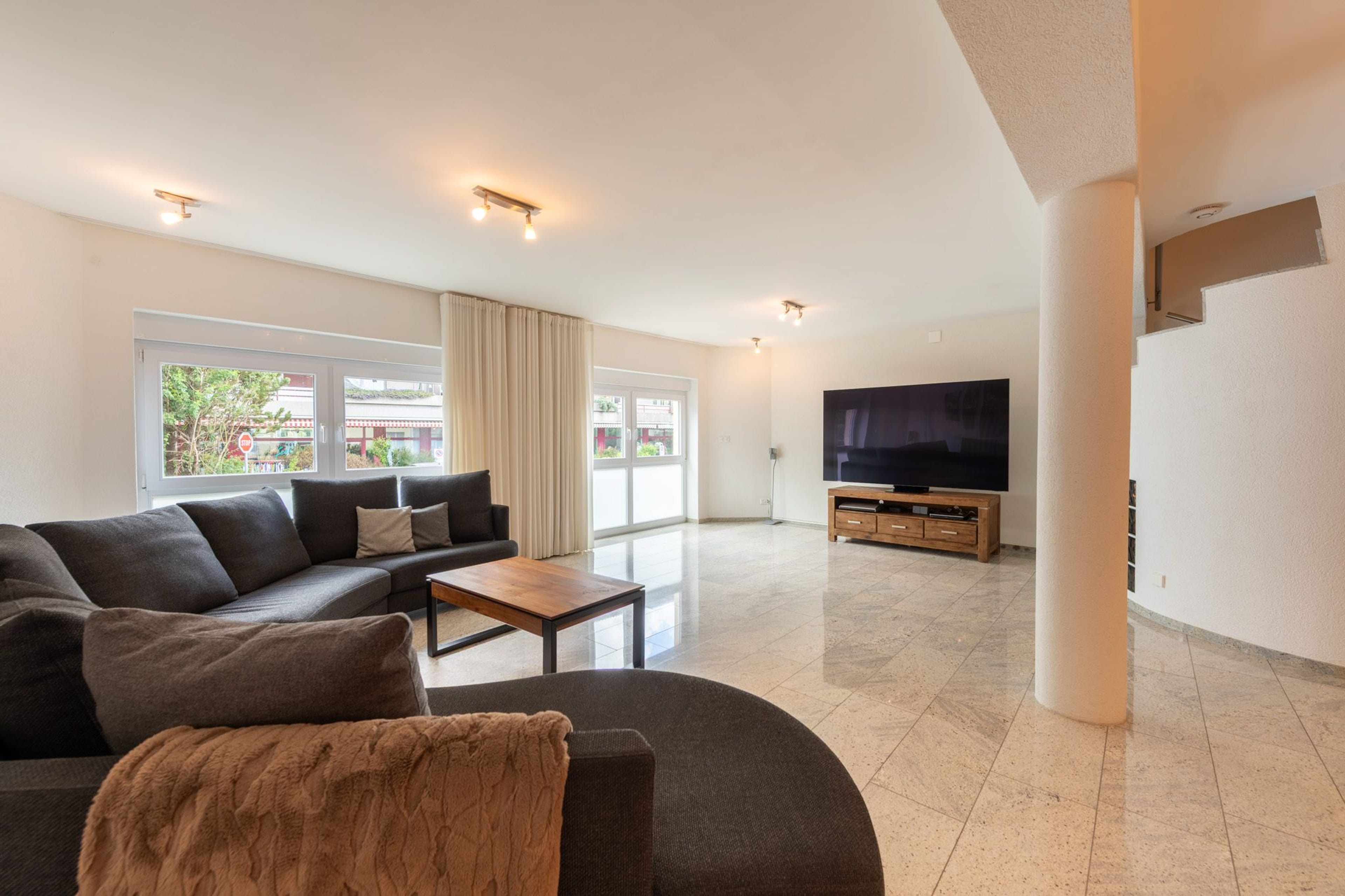 Ein Zuhause zum Wohlfühlen: Stilvoll wohnen mit viel Platz - 2