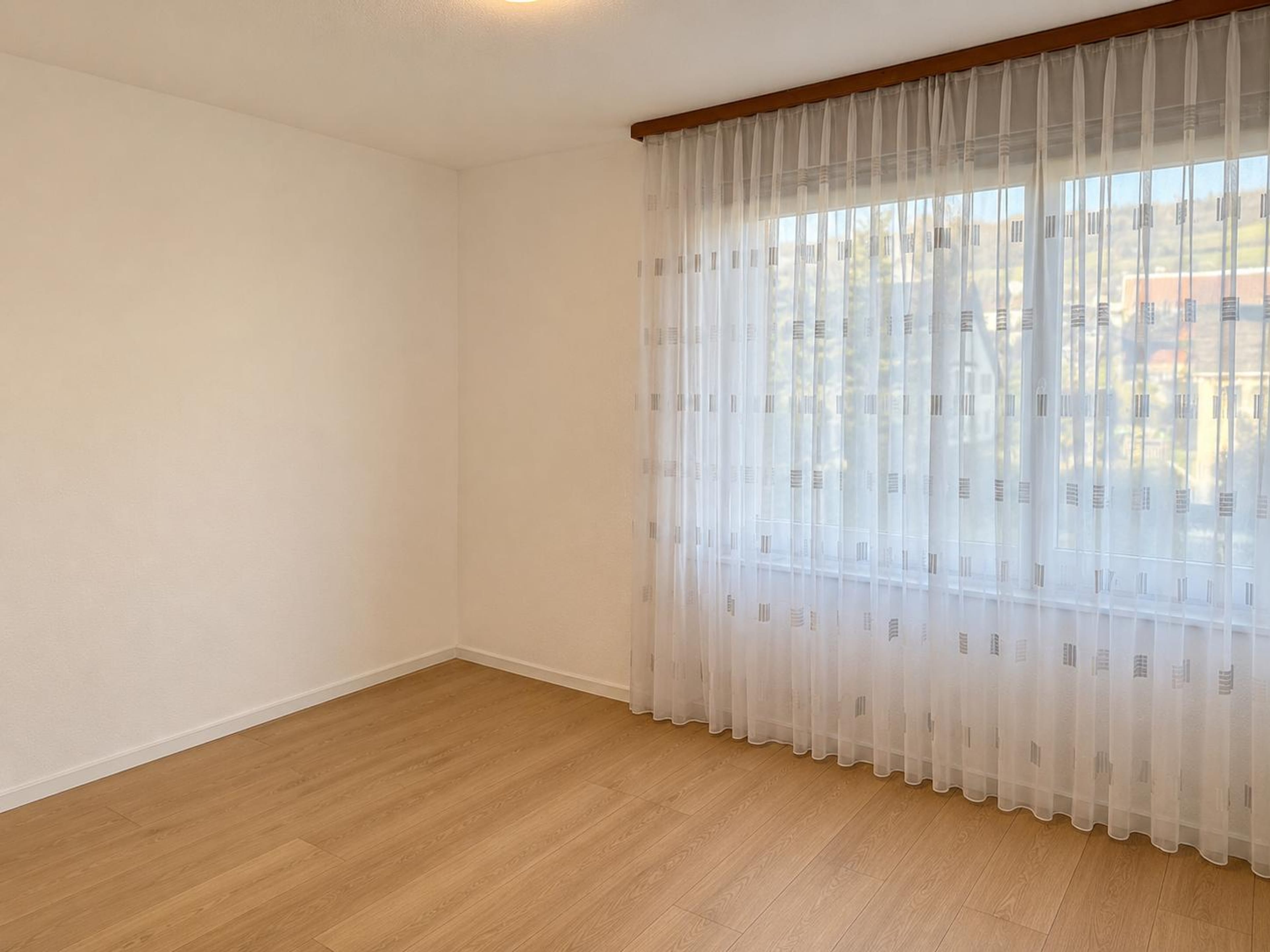 Helle 4.5-Zimmerwohnung mit Balkon und Aussicht in Schöfflisdorf - Bild 2