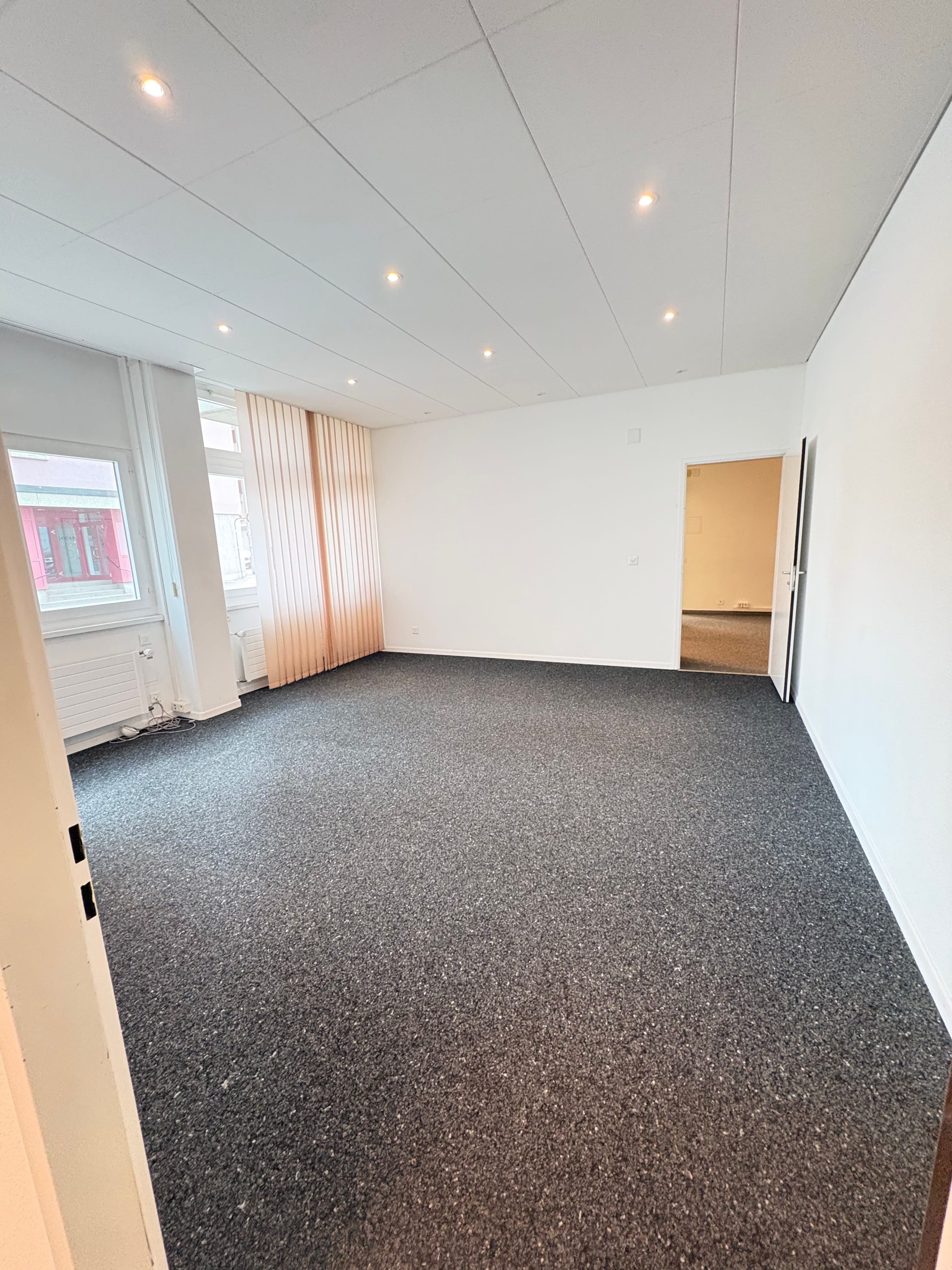 Bureaux/locaux 102-402 m², haute visibilité - La Chaux-de-Fonds - 16