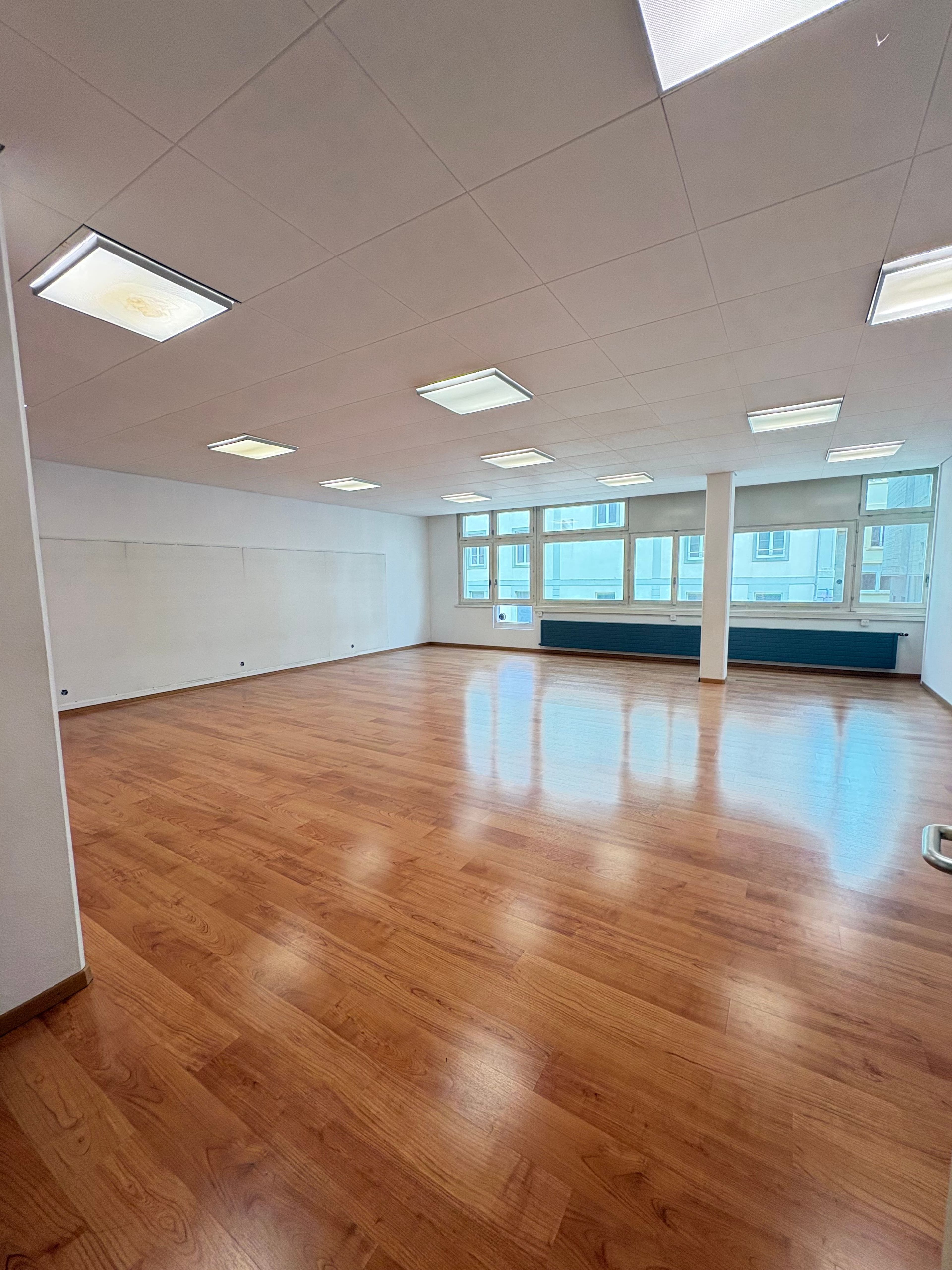Bureaux/locaux 102-402 m², haute visibilité - La Chaux-de-Fonds - 6