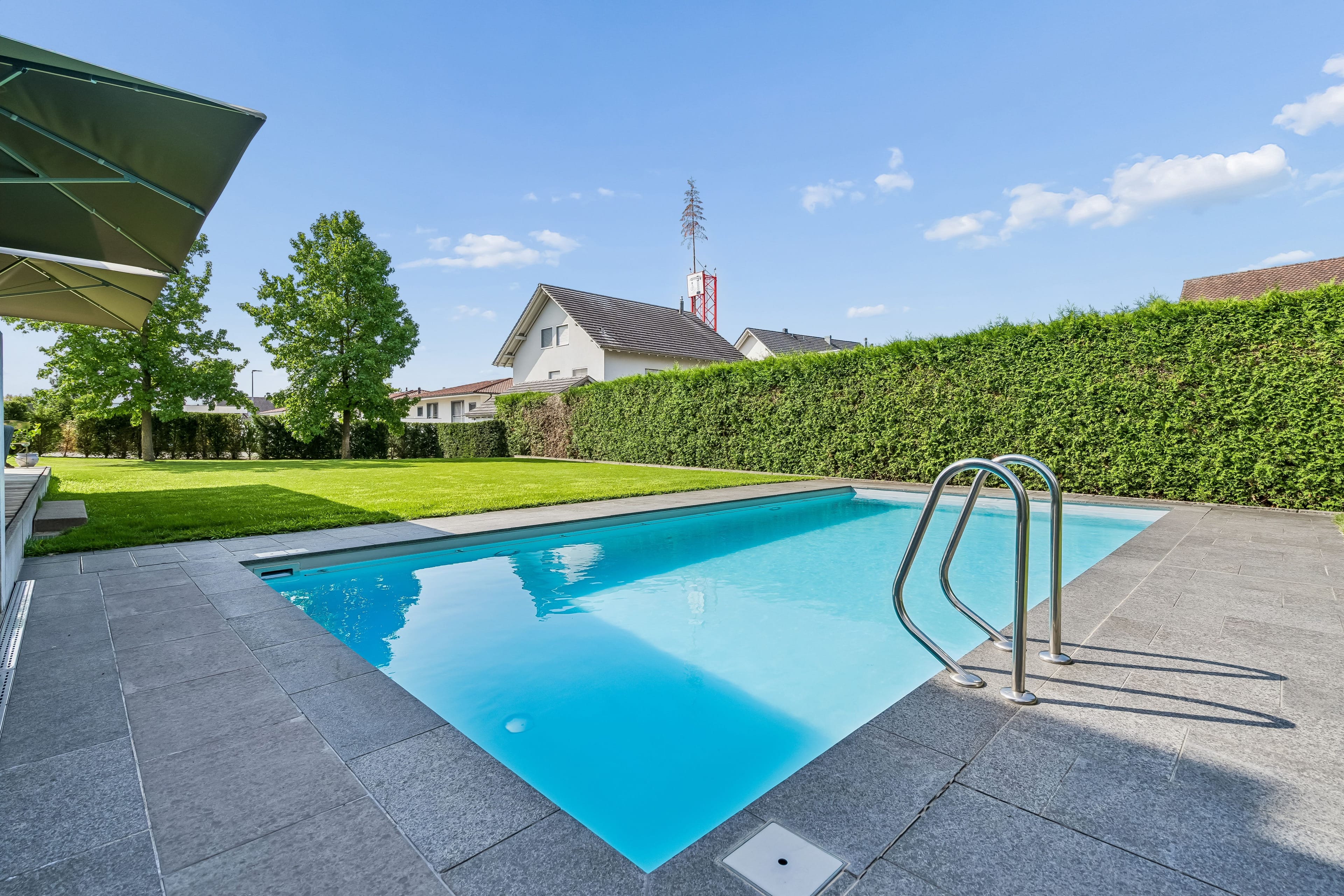 Wohnen wie im Ferienresort – Architektenhaus mit Pool und Garten - 2