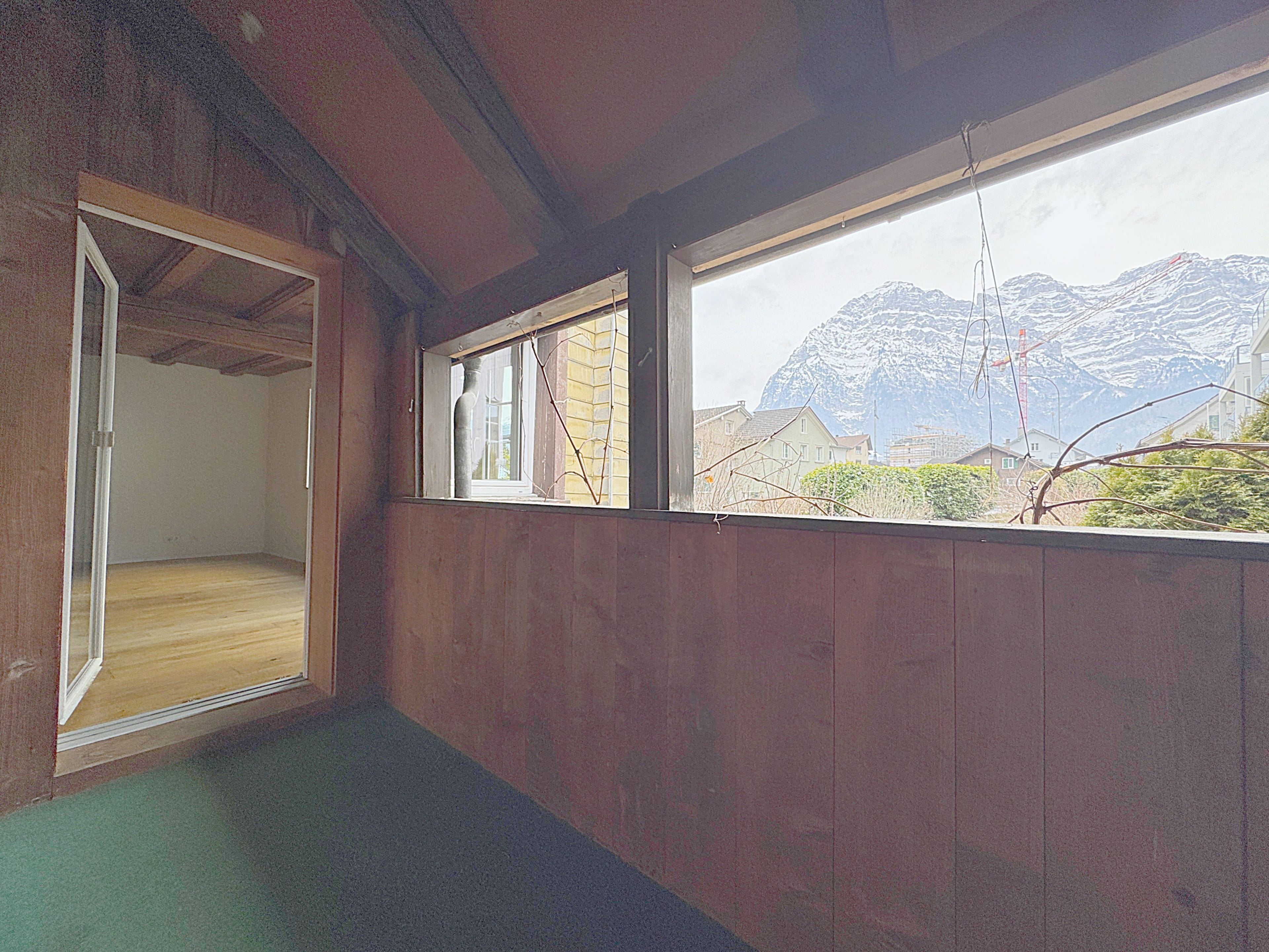 Frisch sanierte 5.5-Zimmer-Maisonette mit Laube in Netstal - 5