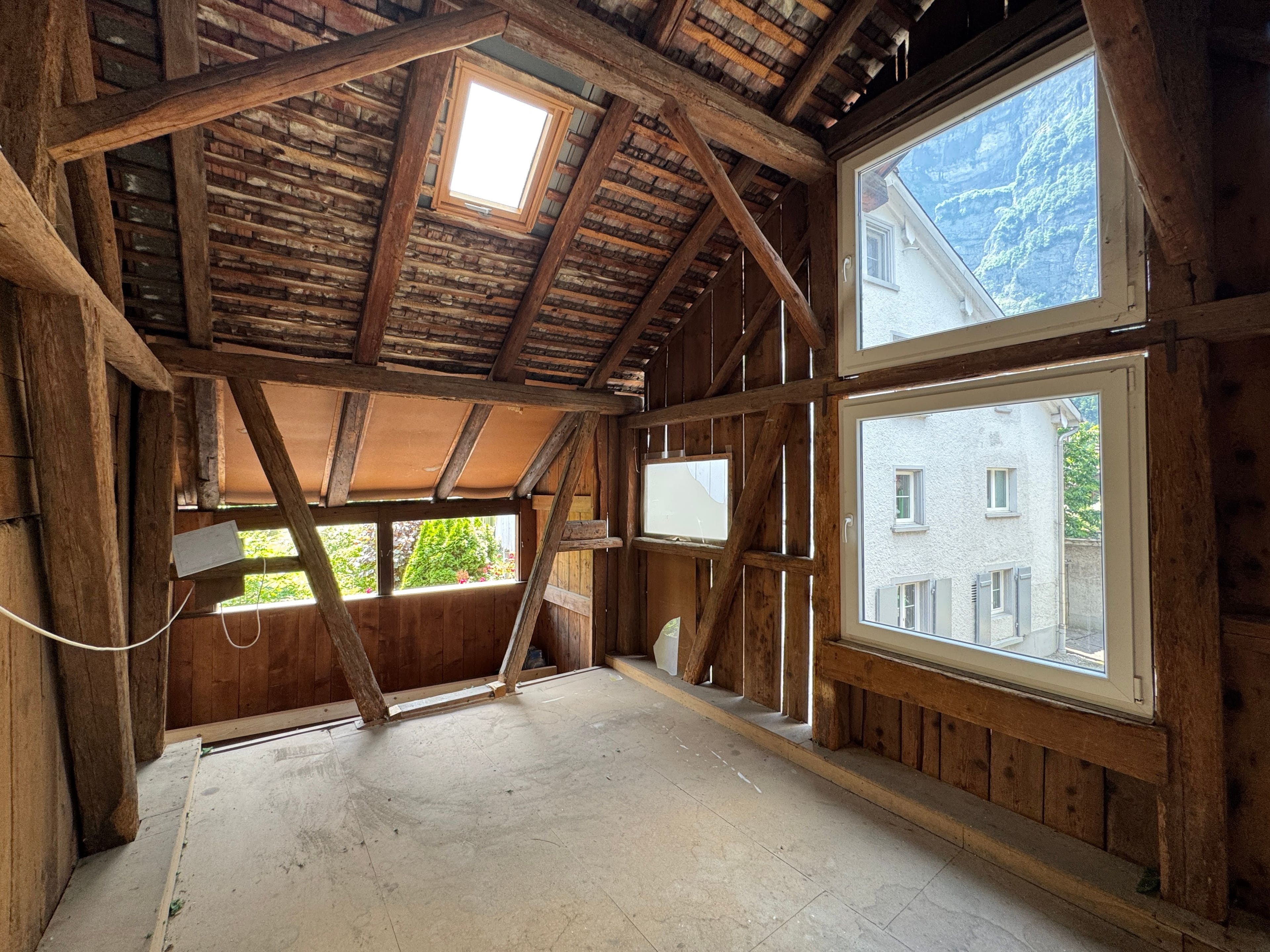 Frisch sanierte 5.5-Zimmer-Maisonette mit Laube in Netstal - 9