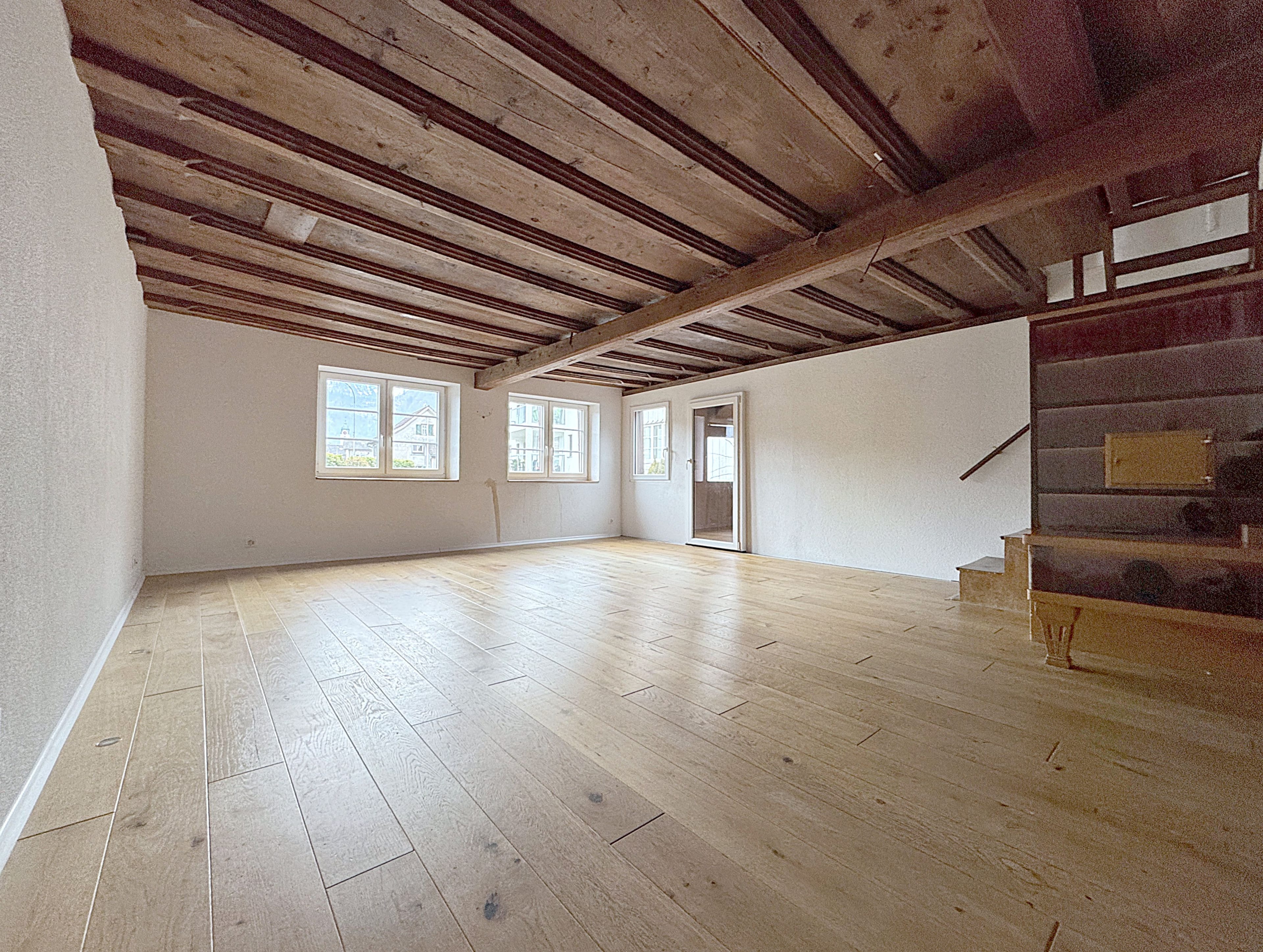 Frisch sanierte 5.5-Zimmer-Maisonette mit Laube in Netstal - 2