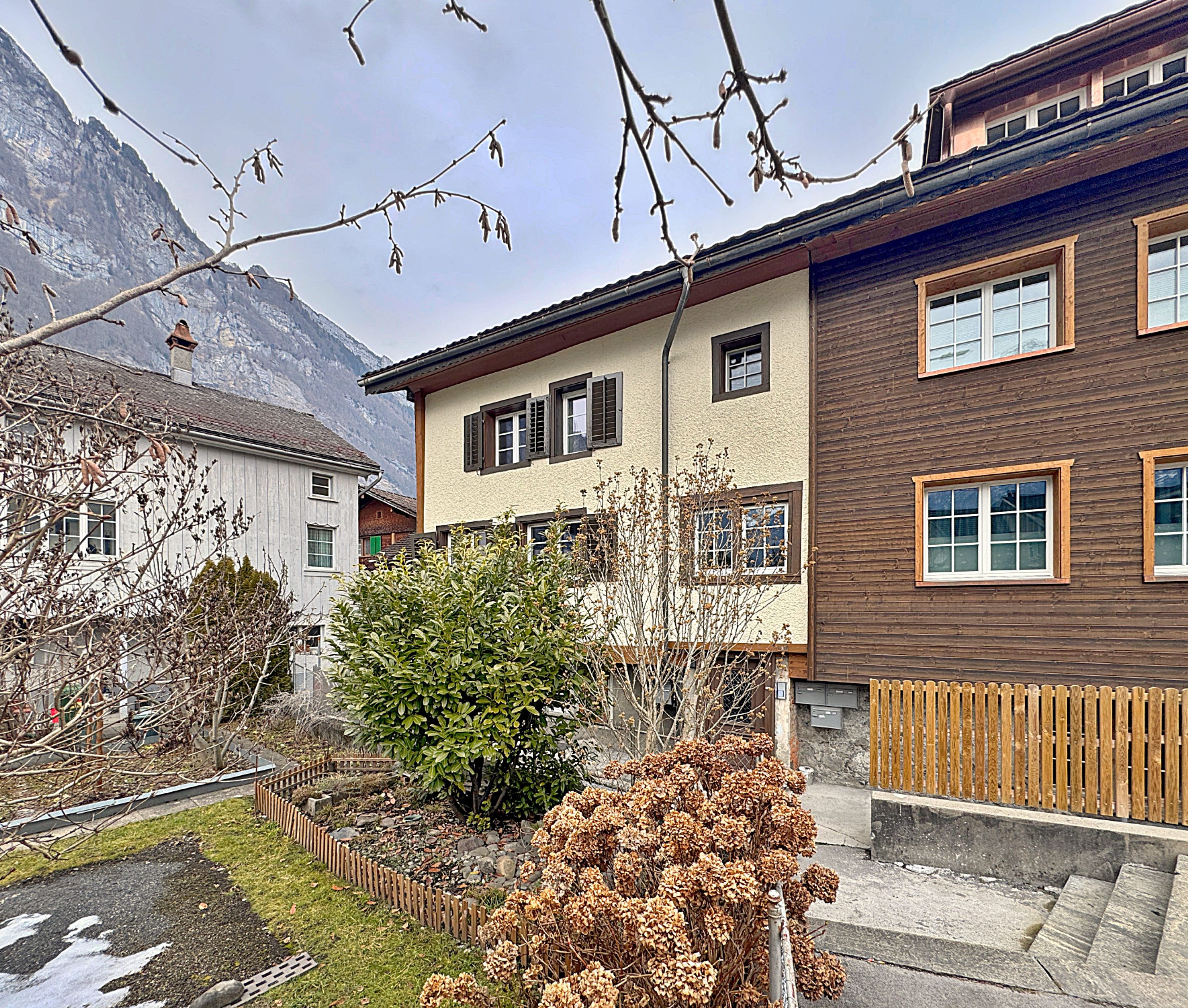 Frisch sanierte 5.5-Zimmer-Maisonette mit Laube in Netstal - 1