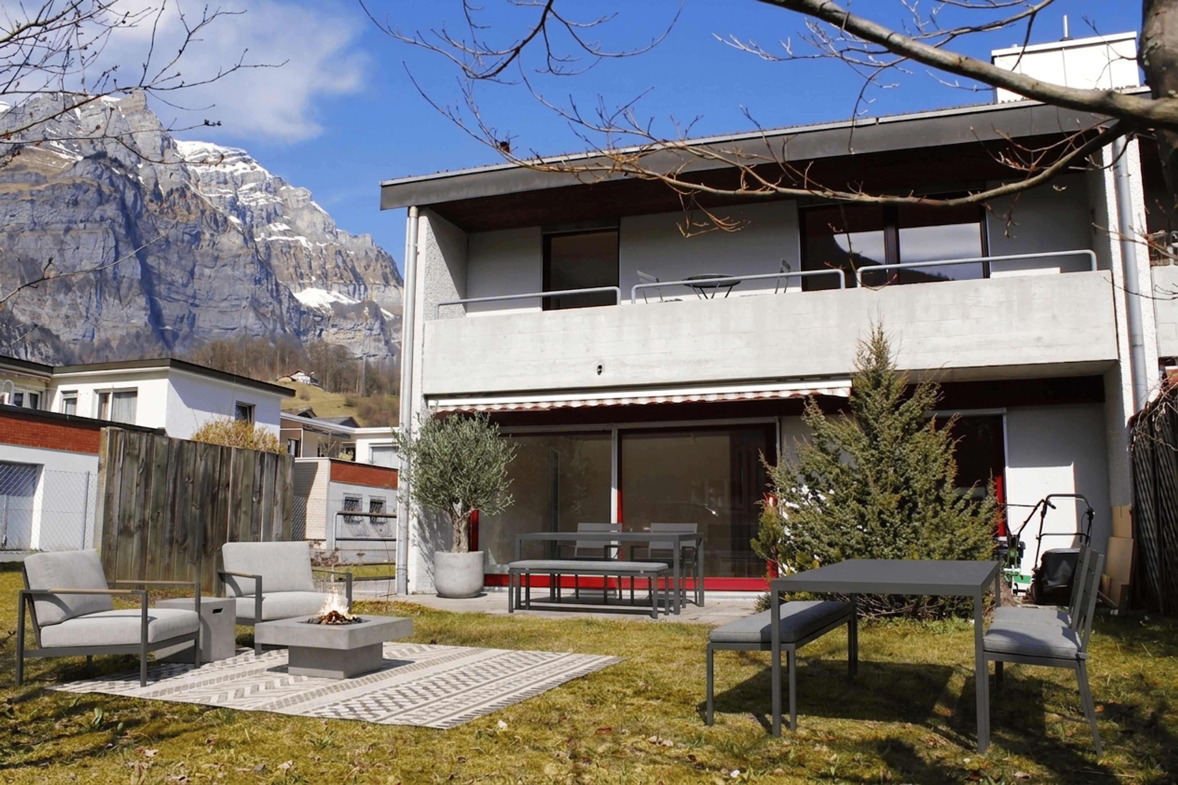 4.5-Zi.-Einfamilienhaus mit Garten und Bergblick - Bild 1