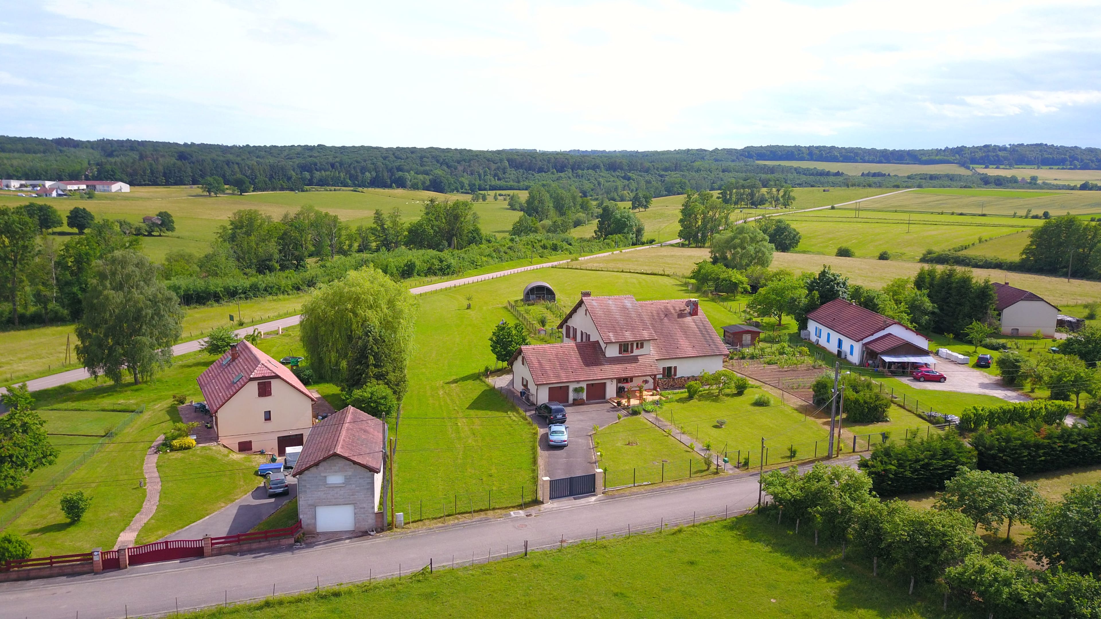 7.5-Zimmer-Landhaus mit 1 ha Grundstück in Monthureux-sur-Saône (FR) nähe Basel und Boncourt