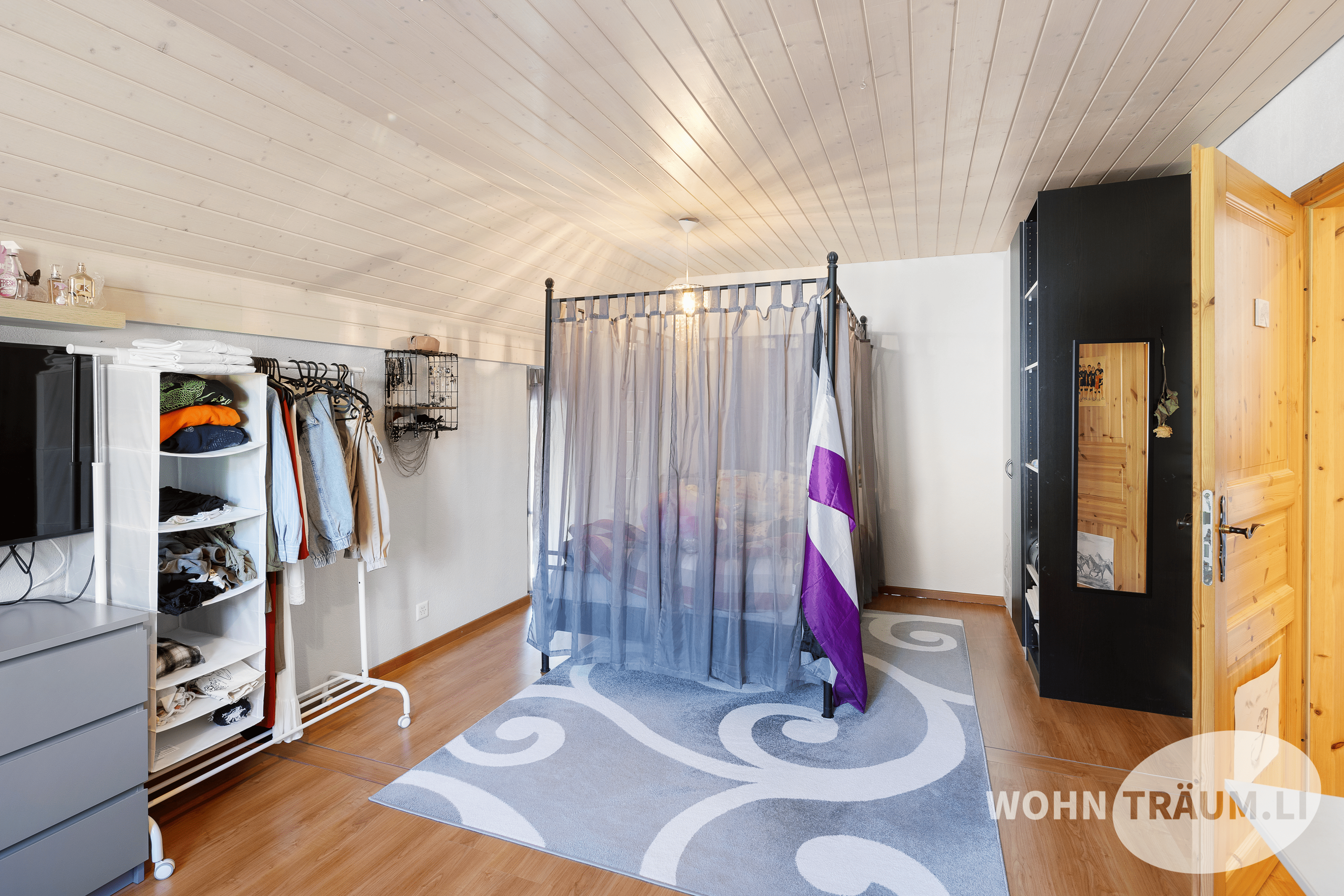 Im idyllisch gelegenen Wohnquartier von Mahren-Lostorf befindet sich dieses grosszügige 7½-Zimmer Einfamilienhaus. - 16