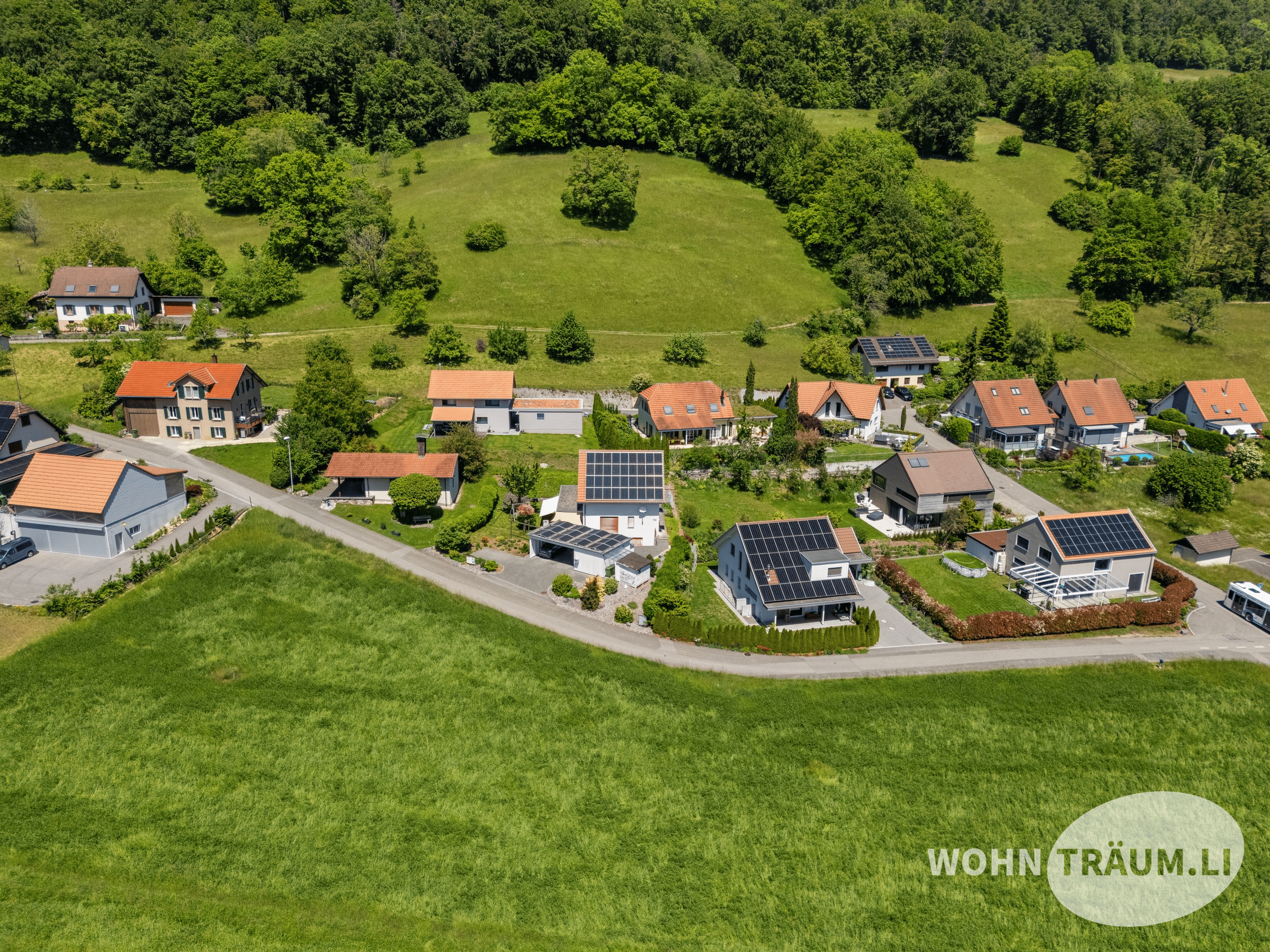 Im idyllisch gelegenen Wohnquartier von Mahren-Lostorf befindet sich dieses grosszügige 7½-Zimmer Einfamilienhaus. - 26