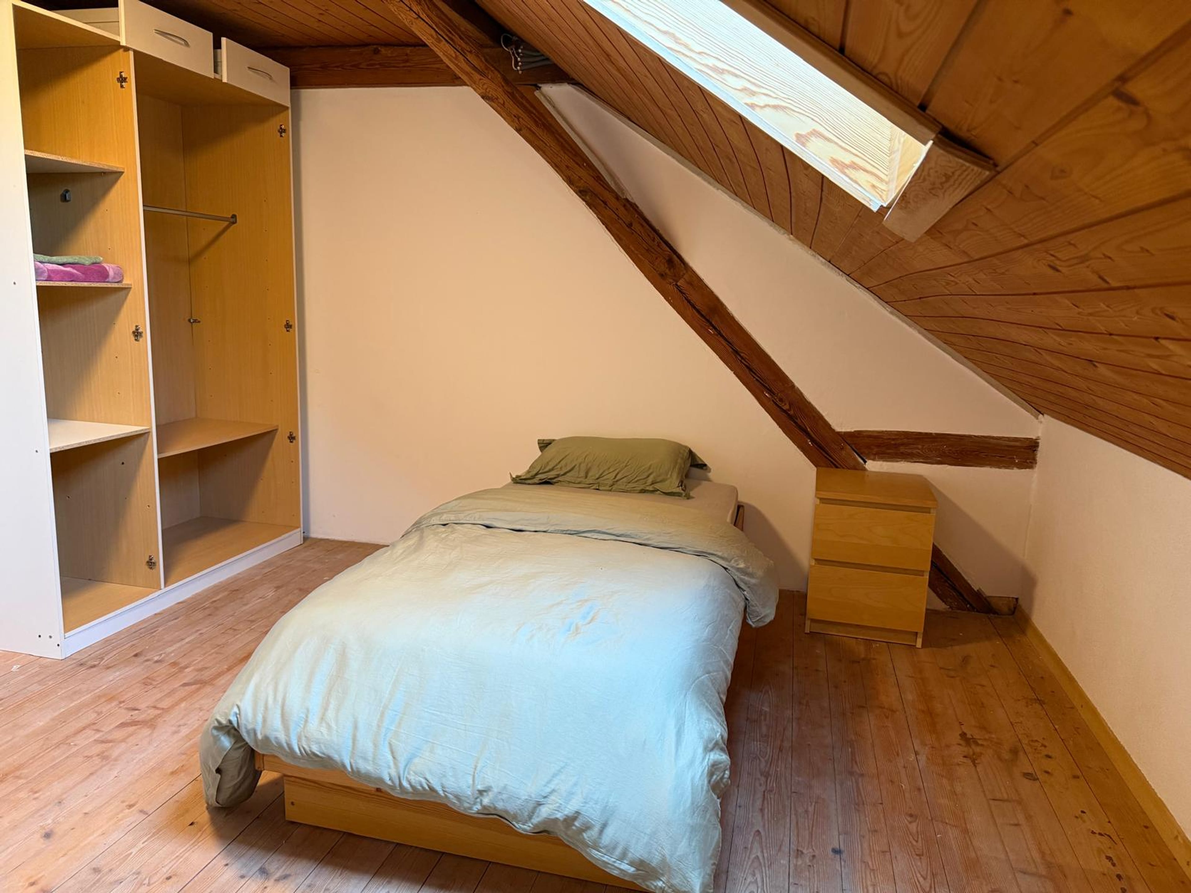 Helles 1-Zimmer-Dachzimmer mit Holzboden in Elgg mieten