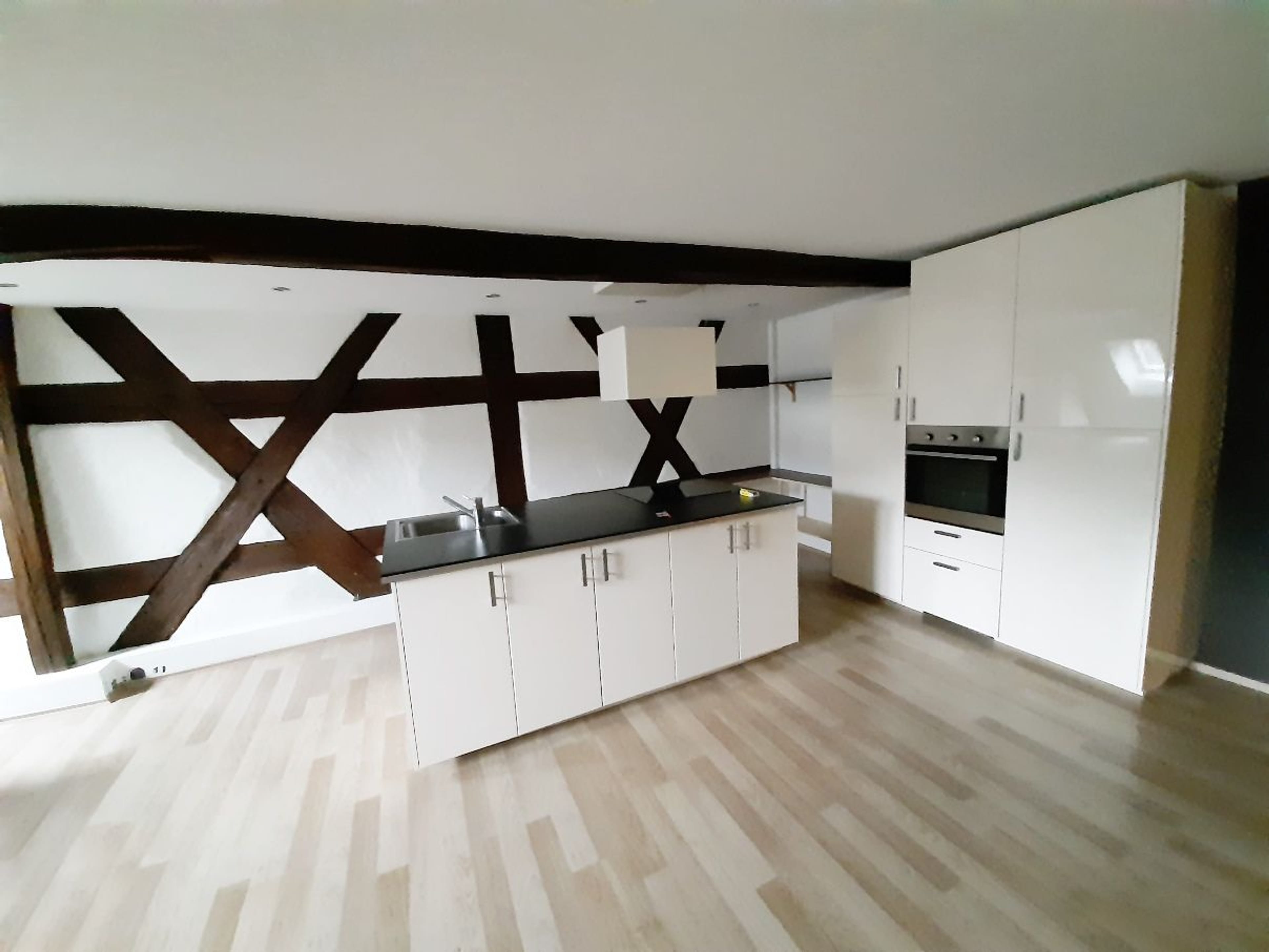 Charme und Raum: 3.5-Zimmer-Dachwohnung in Kaiserstuhl mieten - 2