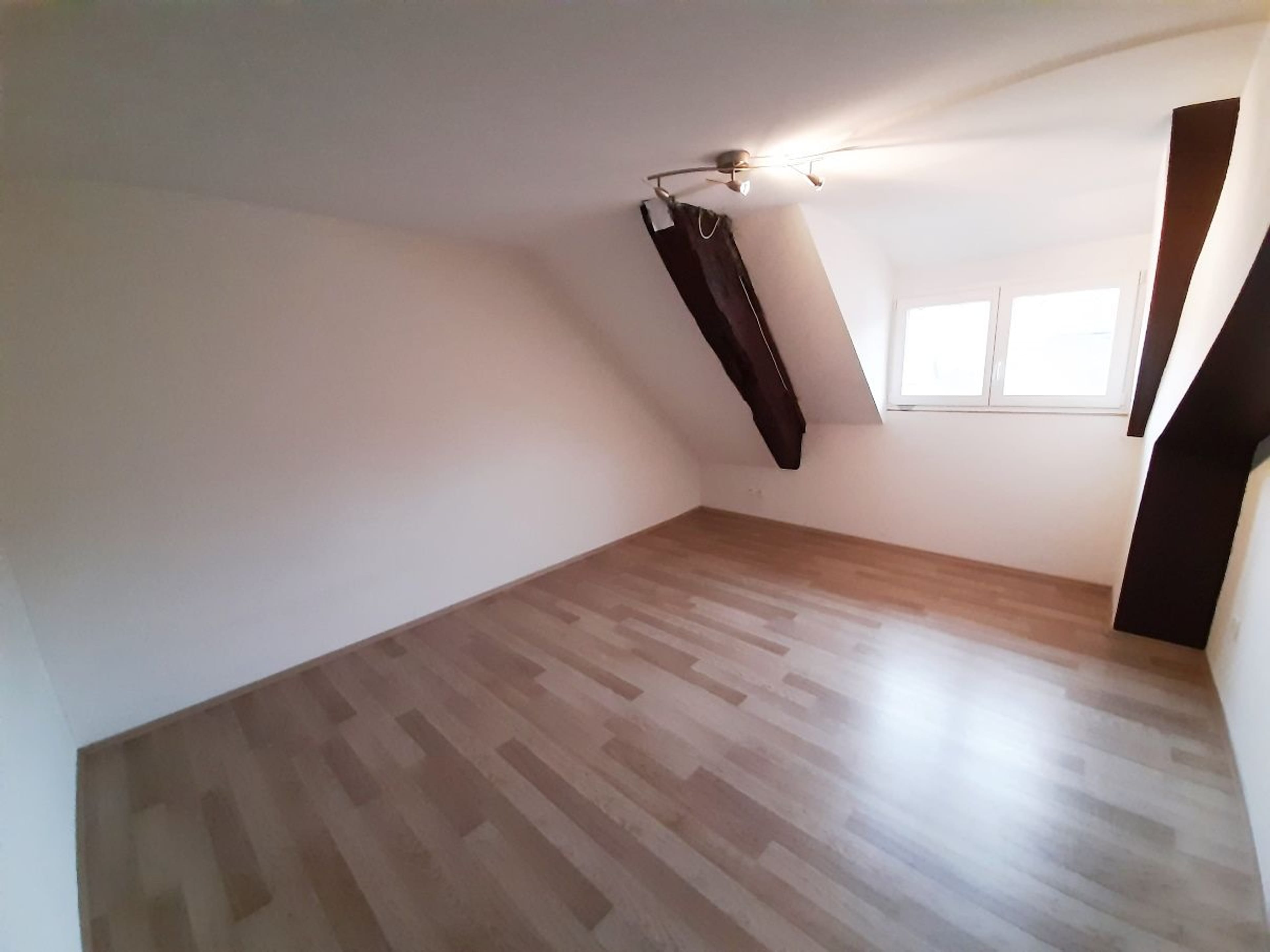 Charme und Raum: 3.5-Zimmer-Dachwohnung in Kaiserstuhl mieten - 3
