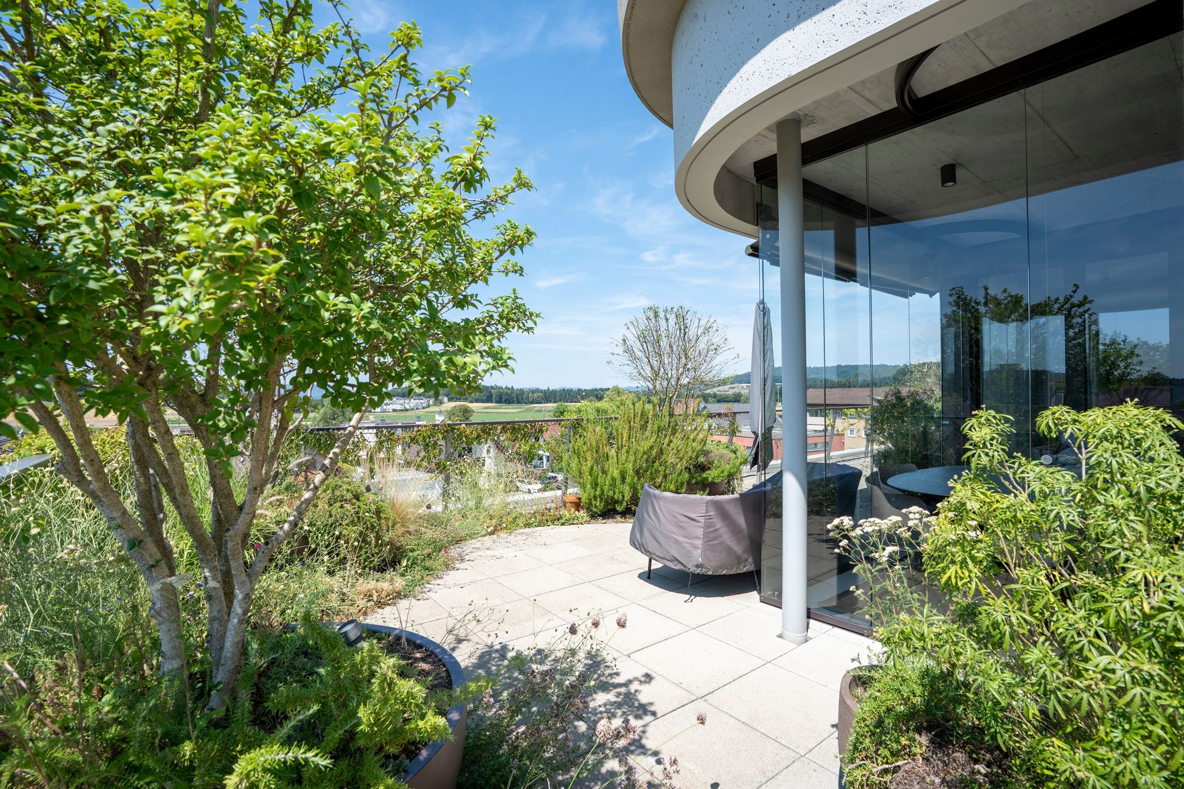 Grosszügige 4.5-Zimmer-Attikawohnung mit Gartenoase und Weitblick