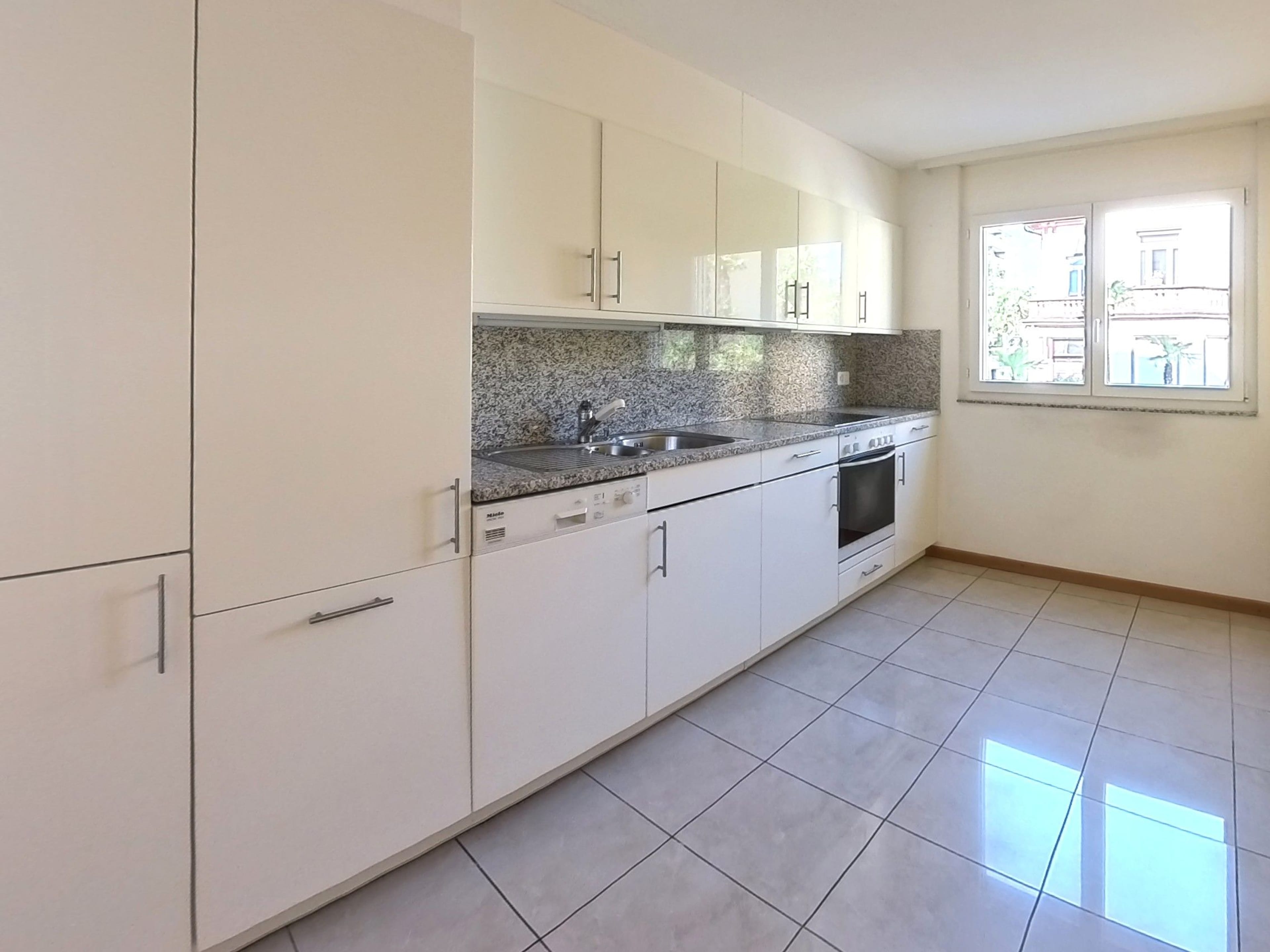 Helle 4.5-Zimmer-Wohnung mit 3 Balkonen, seenah in Locarno - 6
