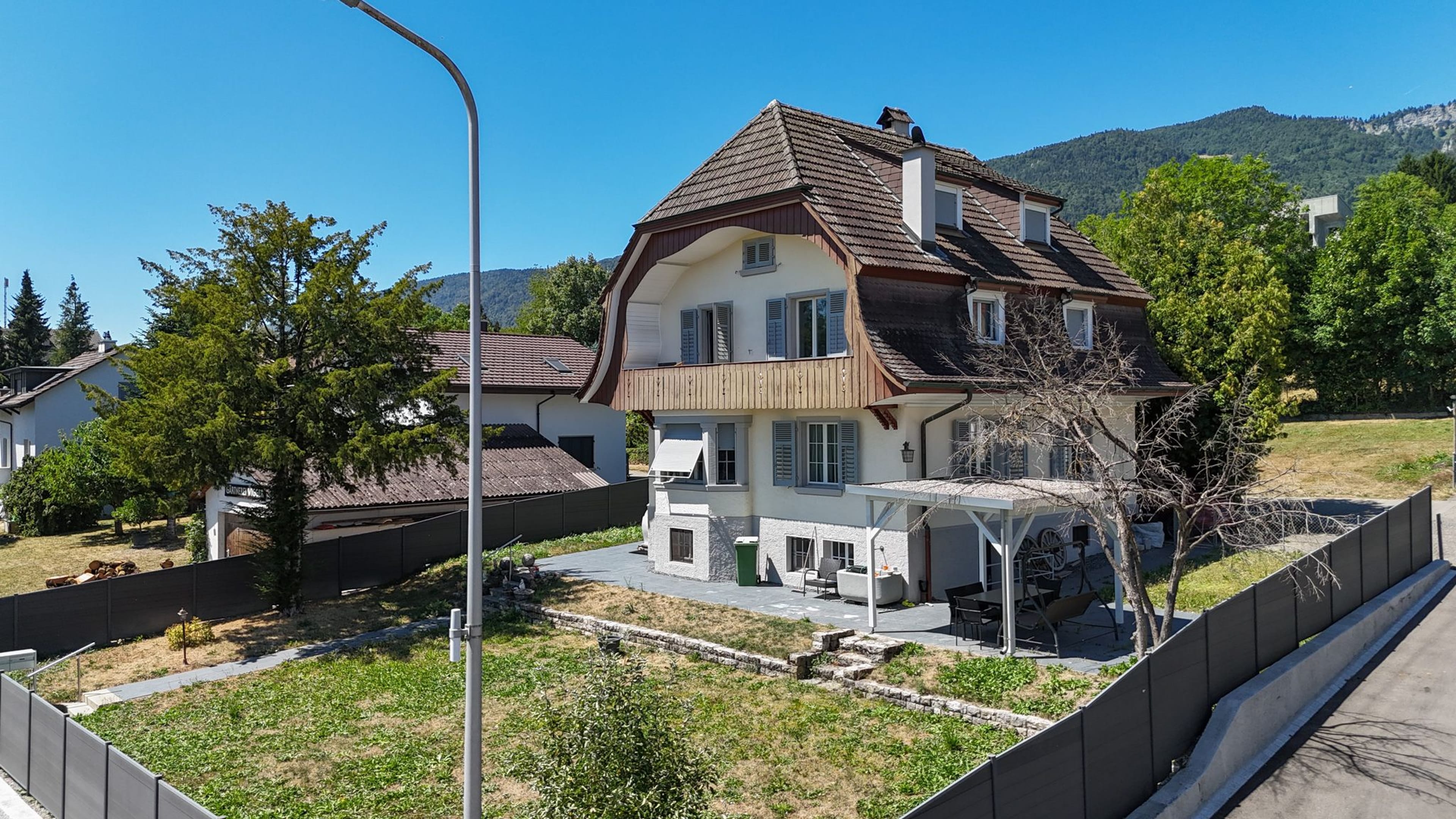 Ein Haus, unzählige Möglichkeiten – Zweifamilienhaus mit Gartenidylle und Ausbaupotenzial - 1