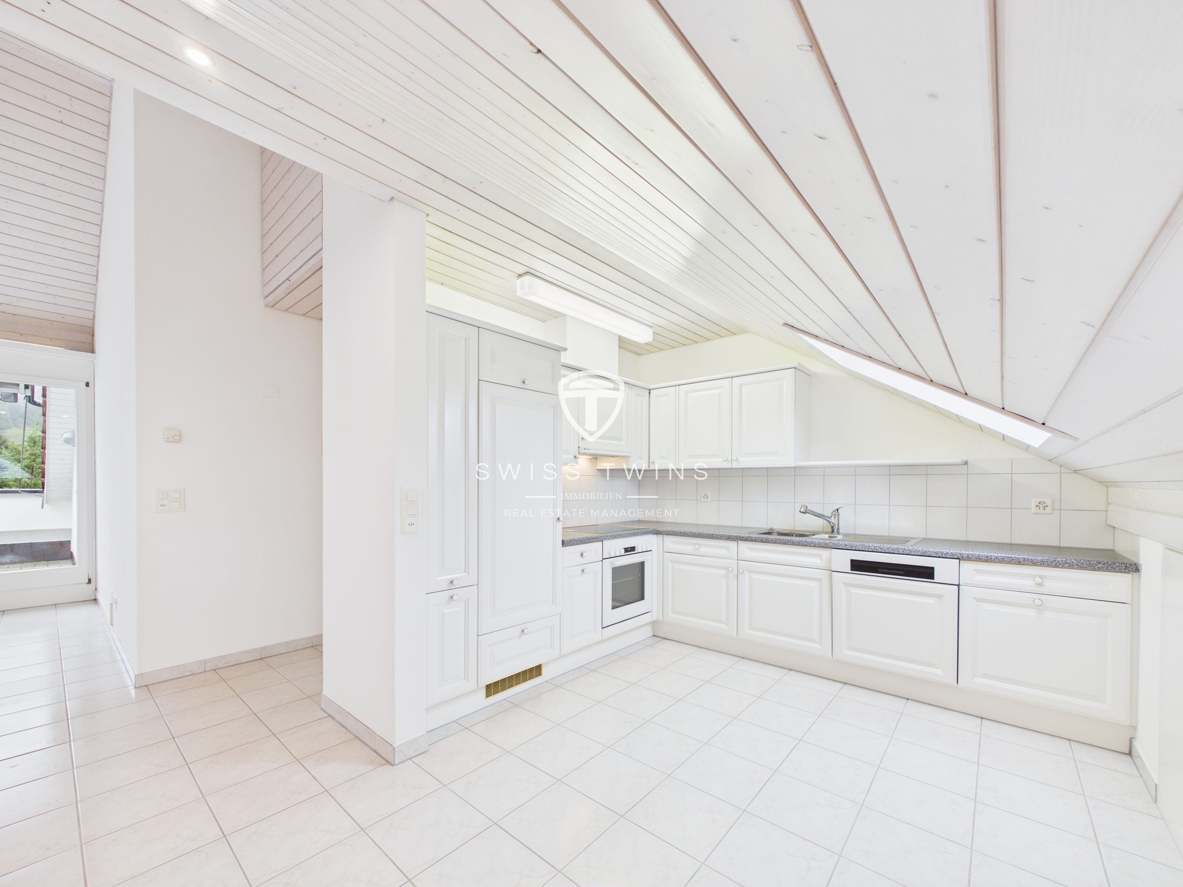 Frisch renovierte 2-Zimmer-Dachwohnung mit Balkon in Buttikon - 4