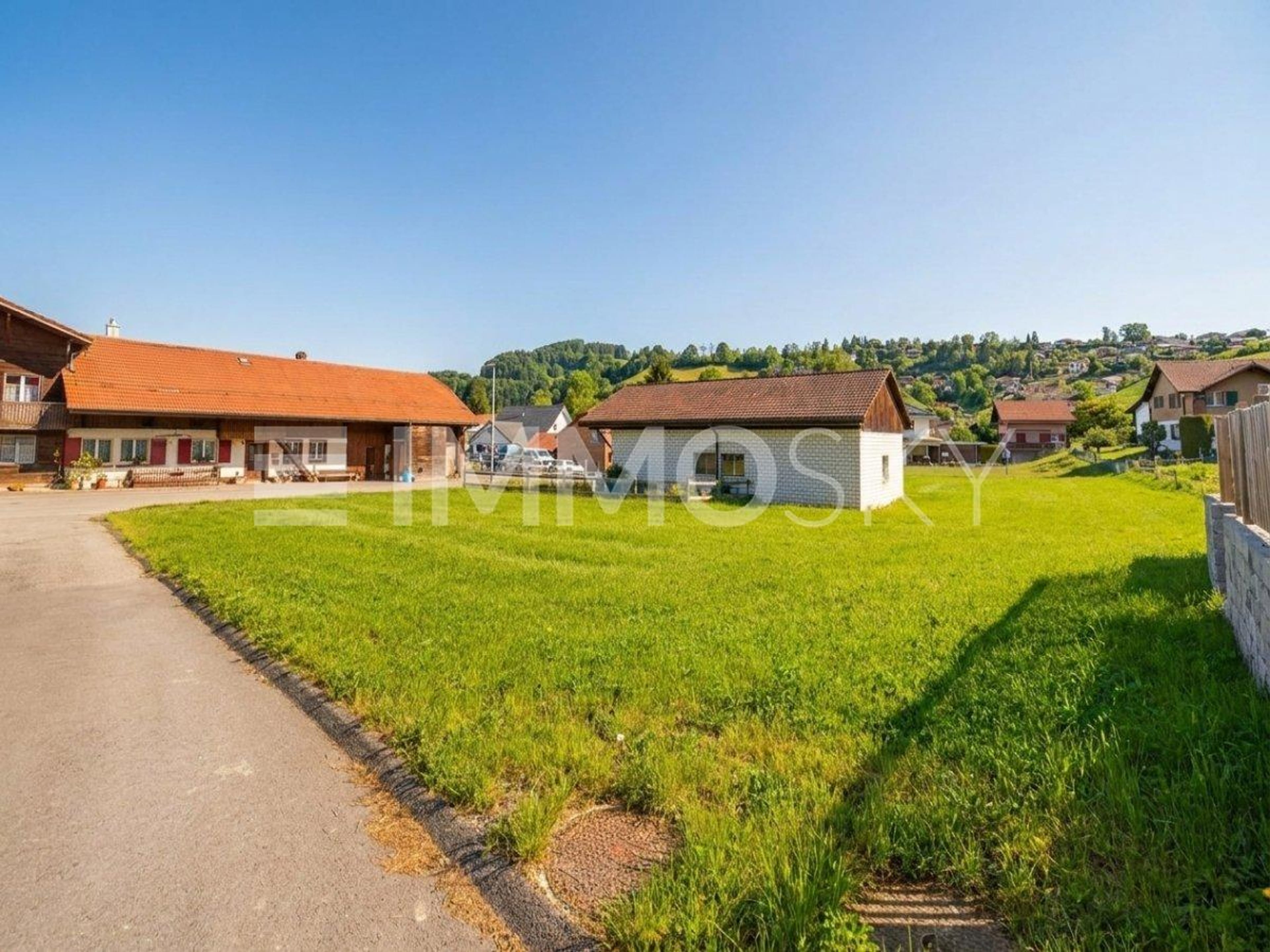 Grosszügiges Bauland mit vielseitigem Potenzial - Bild 2