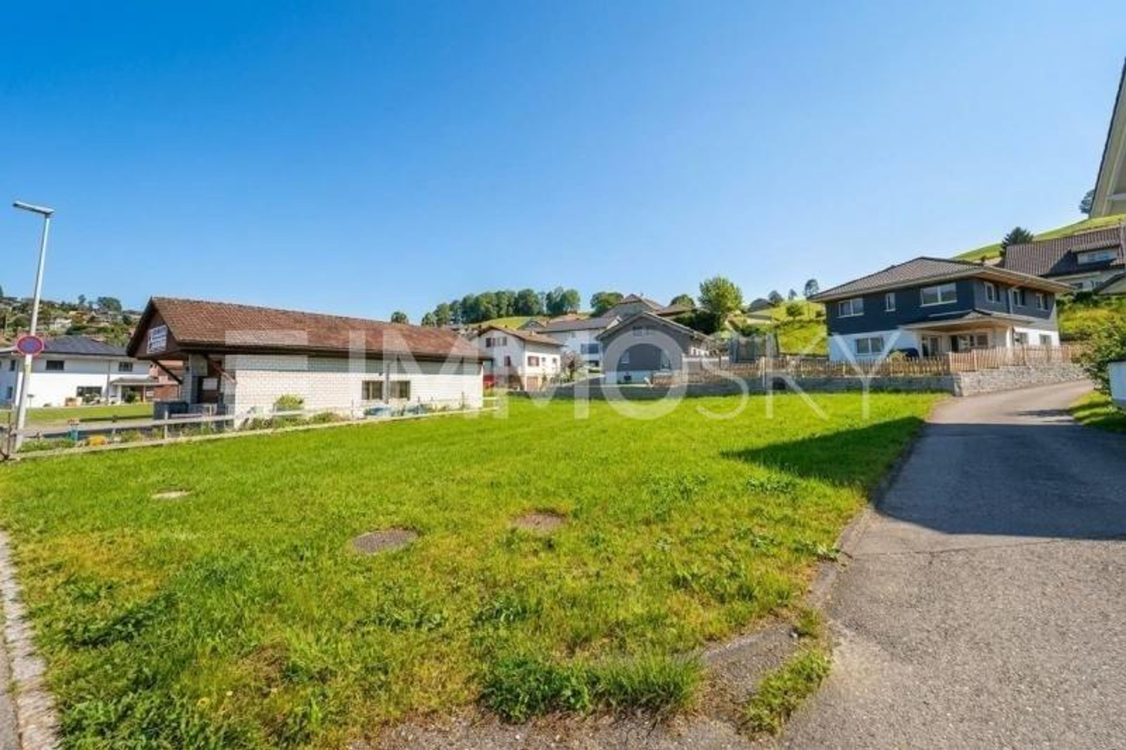 Grosszügiges Bauland mit vielseitigem Potenzial - Bild 1
