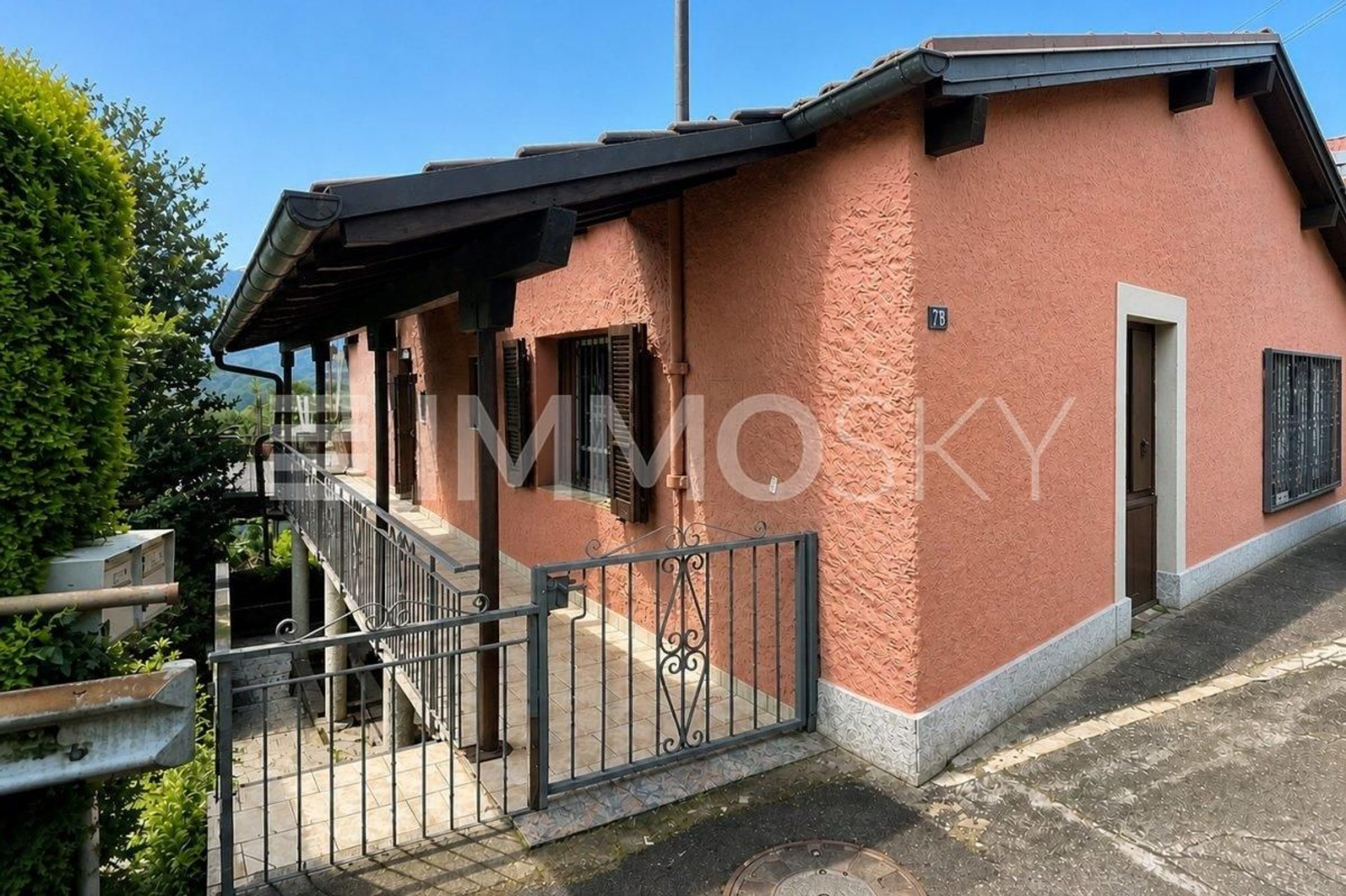 Casa bifamiliare in zona residenziale soleggiata - Bild 1
