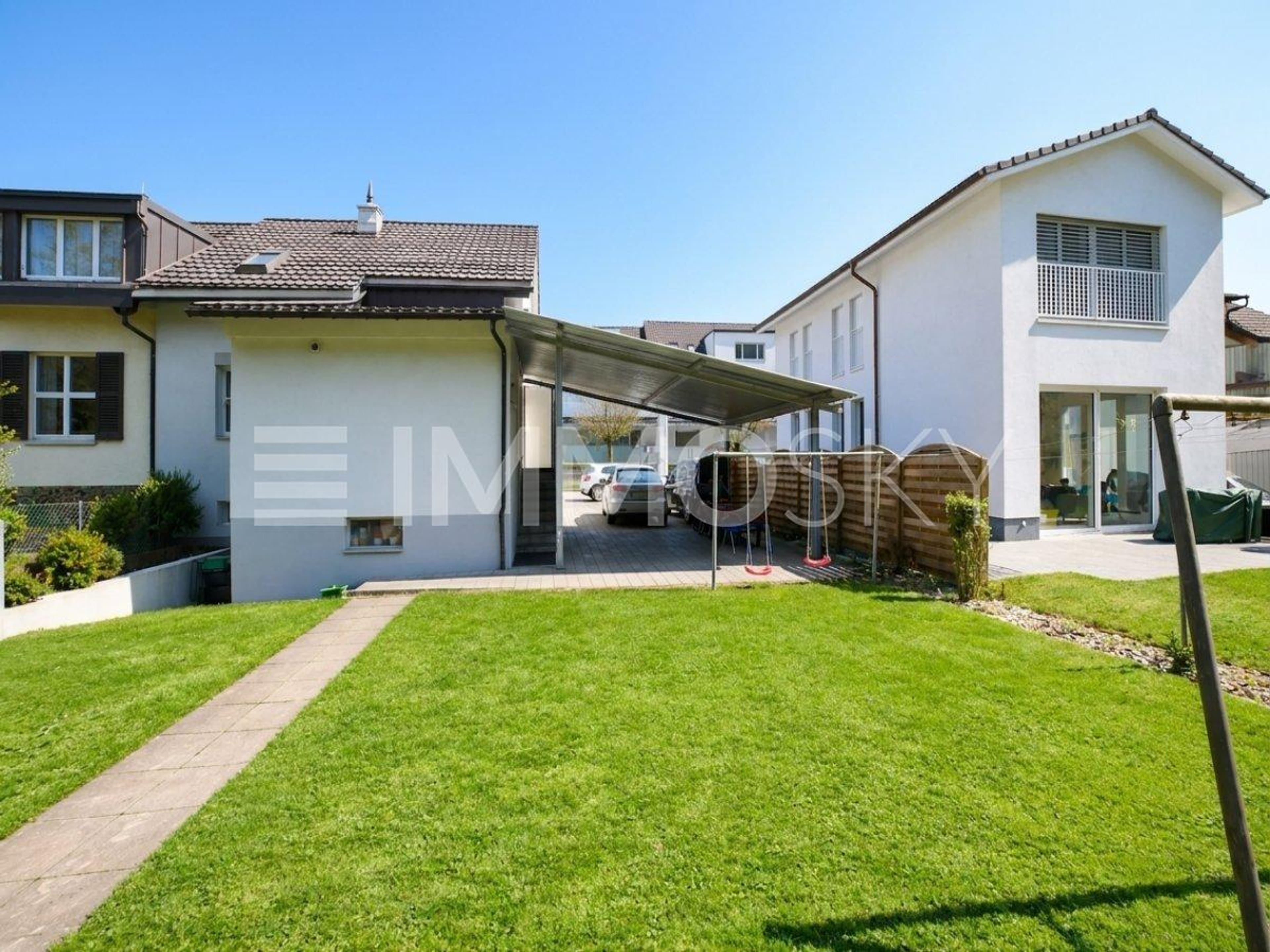 Familienglück mit Privatsphäre und grosszügigem Aussenbereich - Bild 1