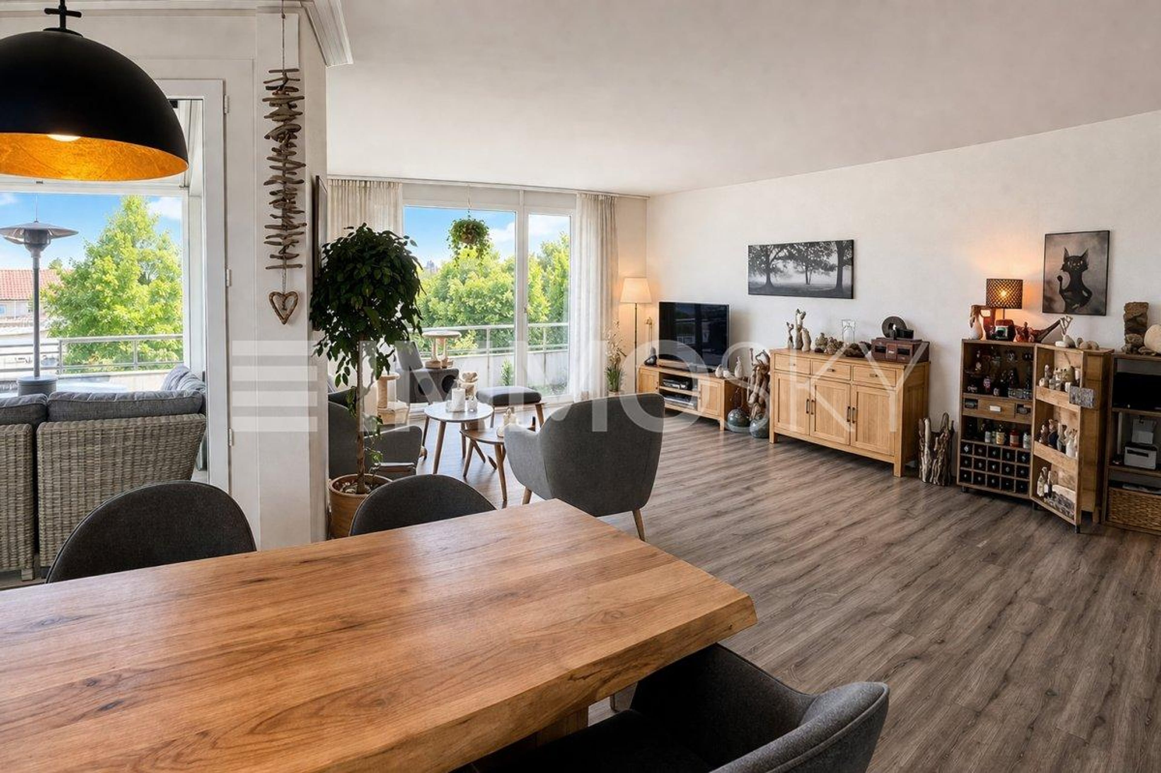 Grosszügige Wohnung mit Aussicht - Bild 2