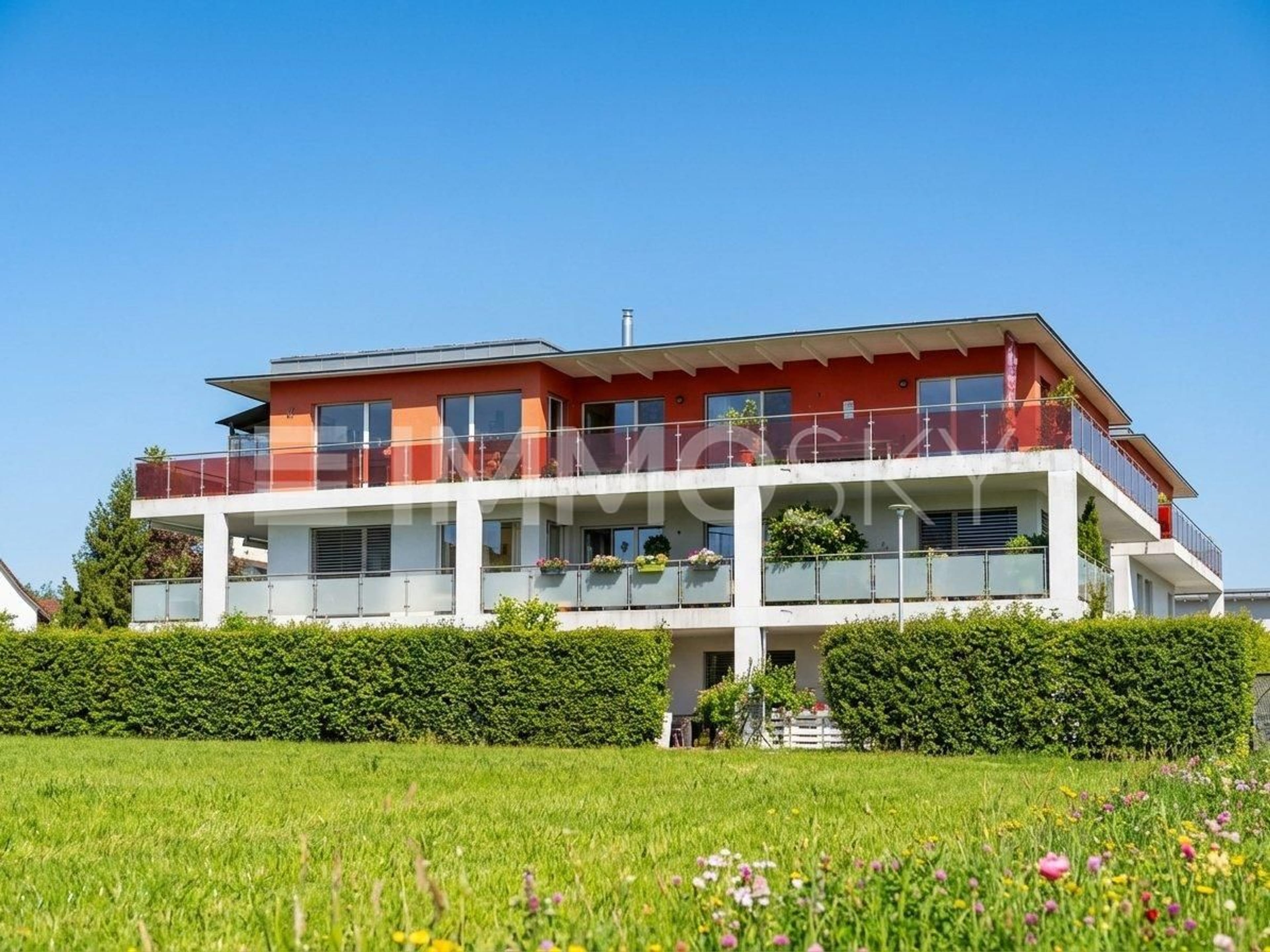 Sonnige Attikawohnung mit spektakulärer Terrasse und Seesicht - Bild 1