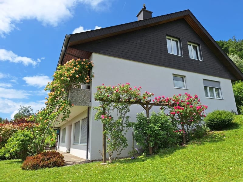 8-Zimmer-Haus mit Wintergarten und Panoramablick auf Gränichen & die Berge