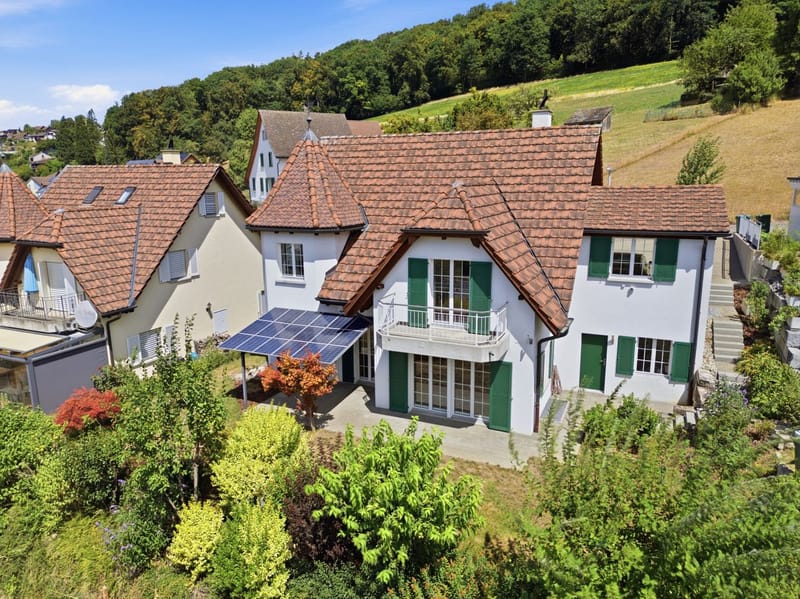 Exklusive Landhausvilla mit Türmli an sonniger Südwesthanglage, nur 30 Minuten bis Zürich HB