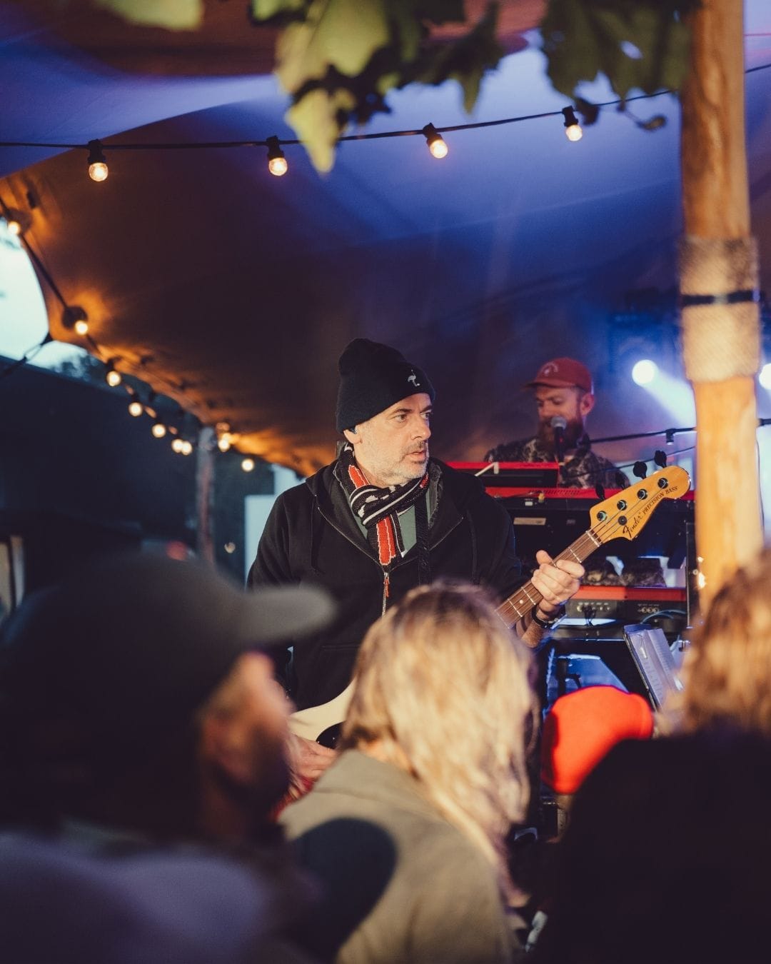 Het Amsterdamse Feest onder de Molen band op podium