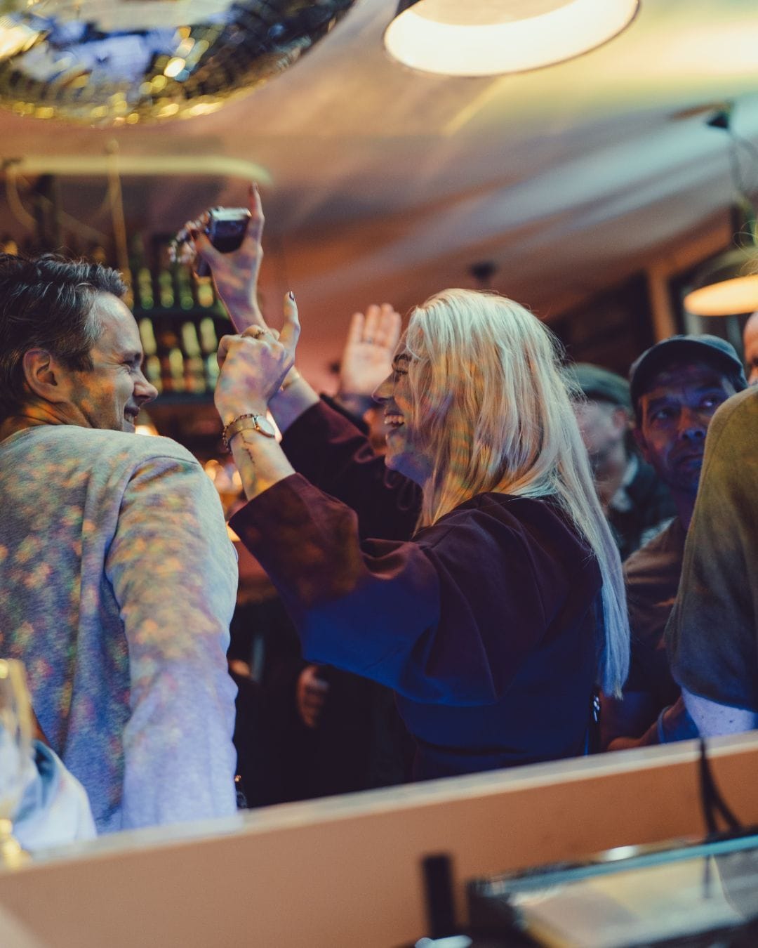 Het Amsterdamse Feest onder de Molen dansende vrouw