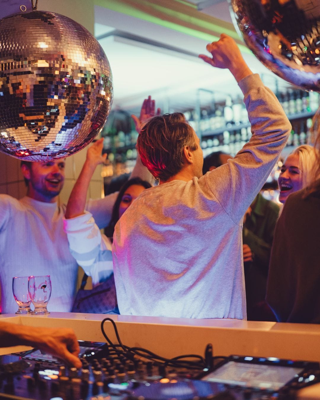 Het Amsterdamse Feest onder de Molen discoballen
